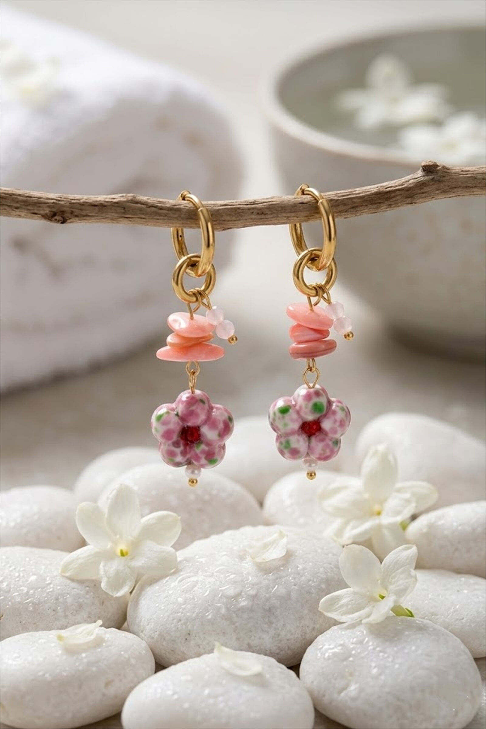Ohrringe in rosa Keramikblumenform – Boho-Chic-Creolen & trendiger Damenschmuck