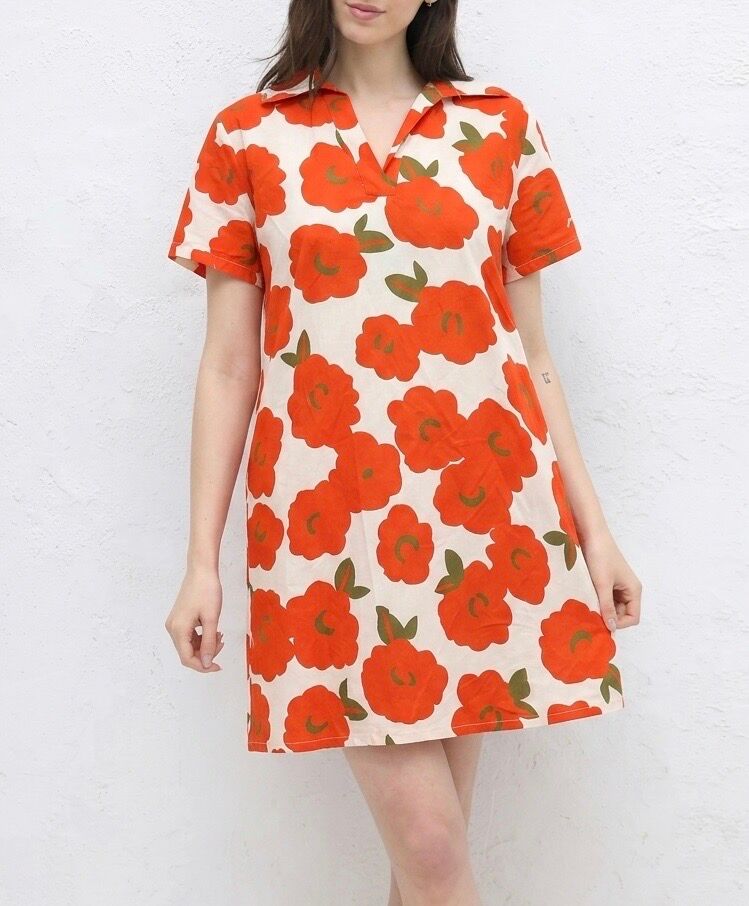 Short-sleeved tunic dress with a shirt collar and floral print
