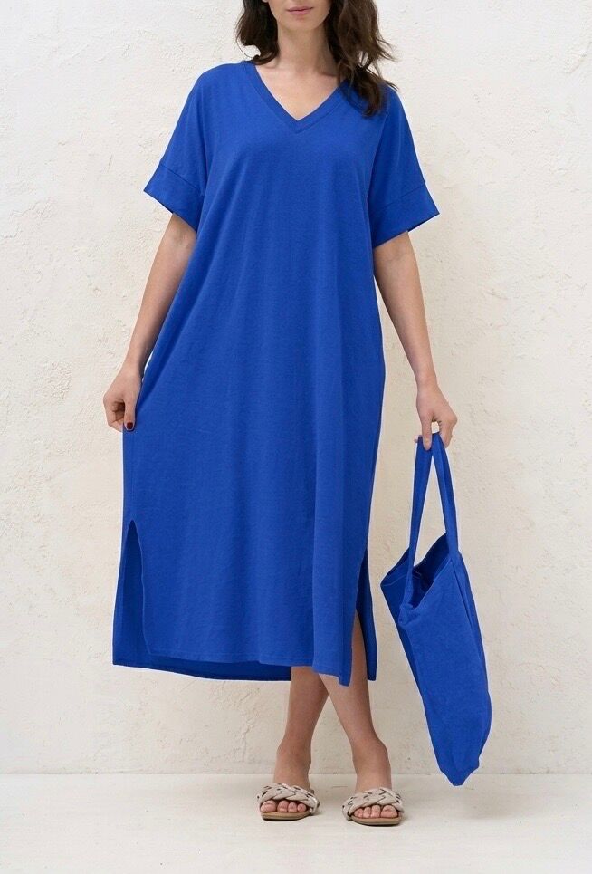 Long, loose-fitting T-shirt dress with a slit and short sleeves finished with turn-ups.