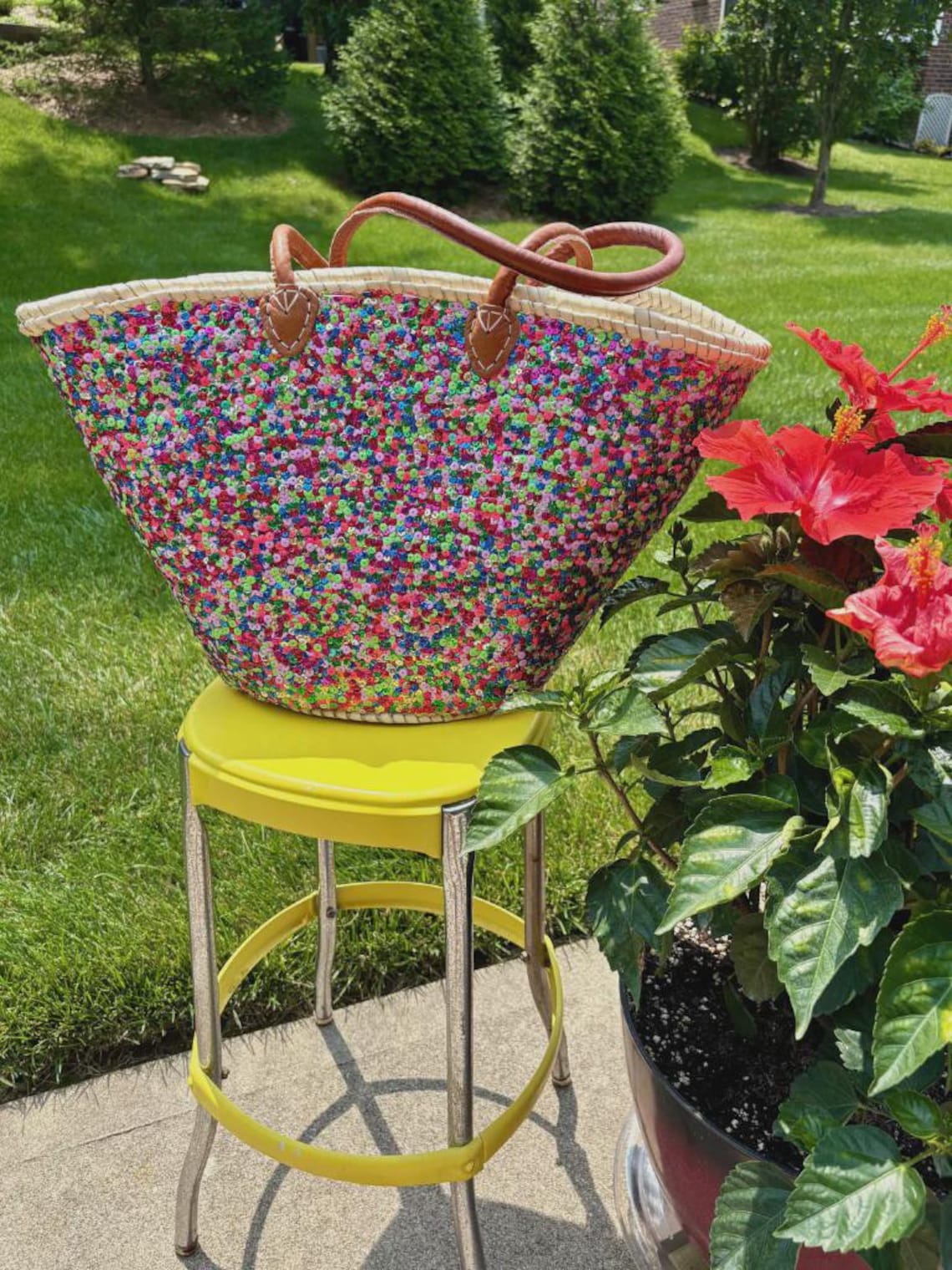 Große, handgewebte Strandtasche aus Stroh mit Pailletten im marokkanischen Stil | Mehrfarbiger Pompon-Konfetti-Korb | Boho-Sommer-Markttasche mit Ledergriffen | Einzigartiges, farbenfrohes Geschenk für Sie