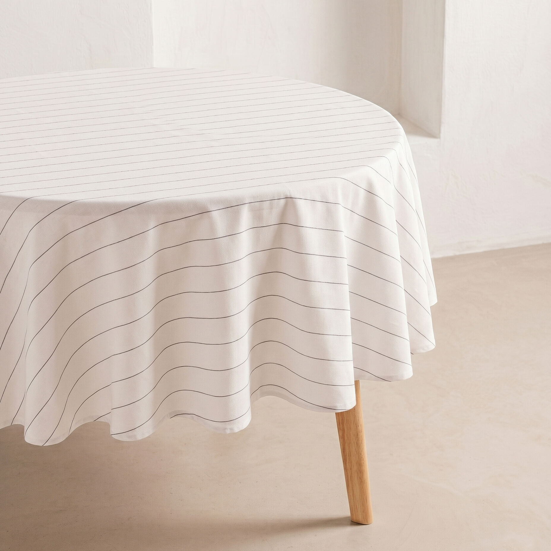 Runde, fleckenabweisende Tischdecke mit geprägten Linien ⌀150 cm BAS