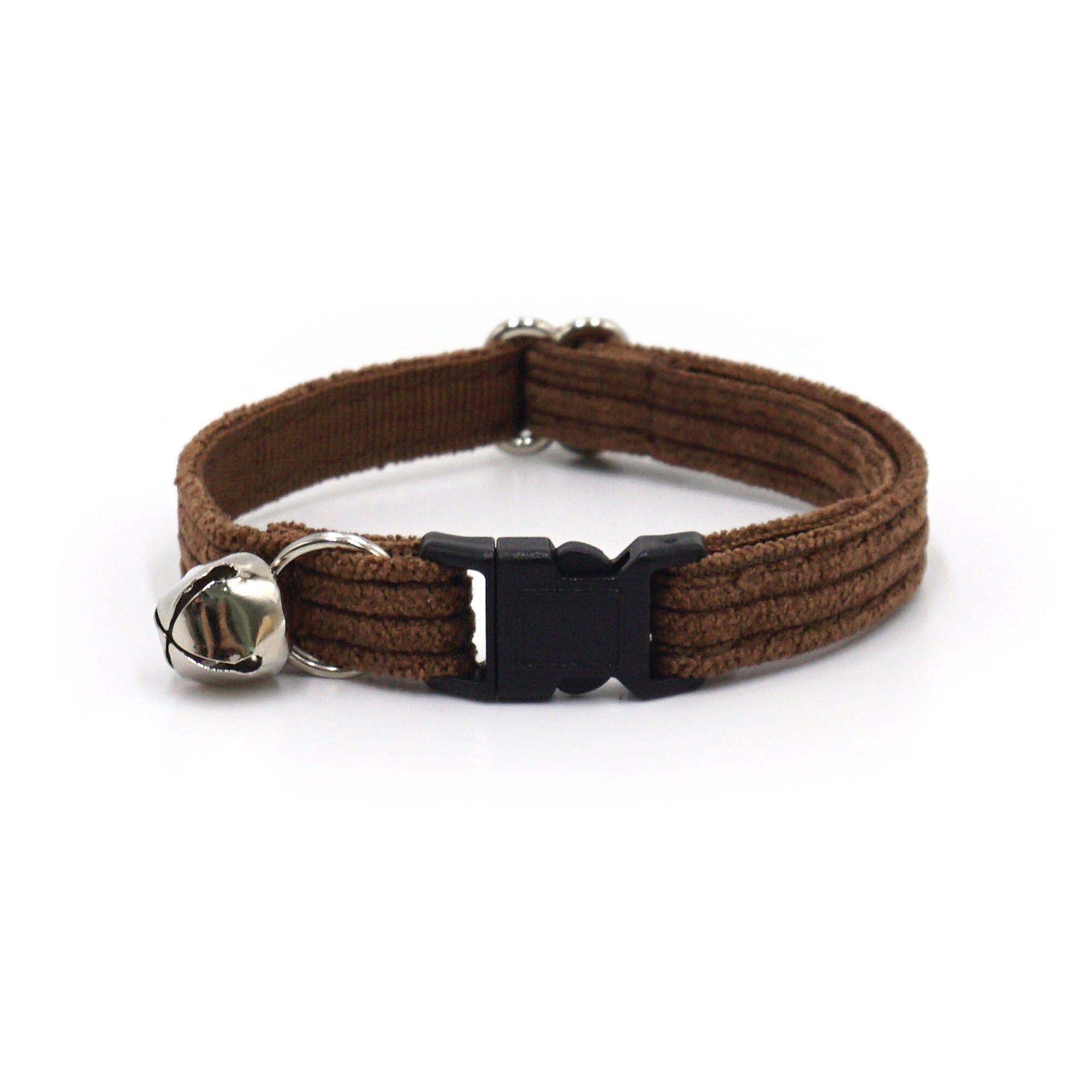 Collar antiestrangulamiento de pana color chocolate para gatos