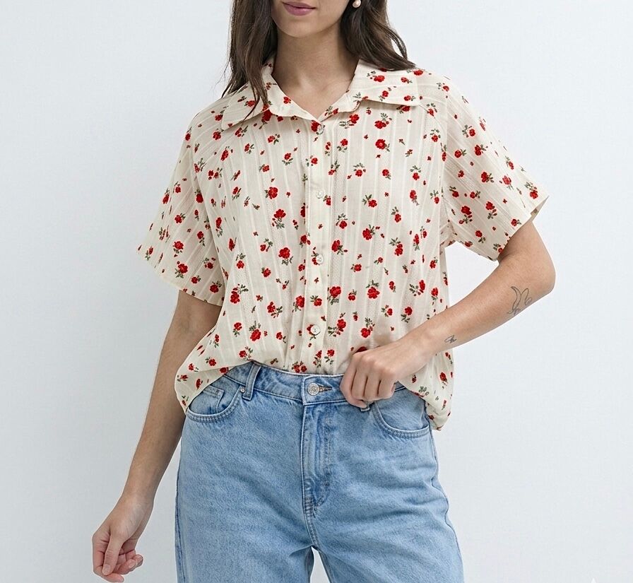 Loose-fitting, three-quarter-sleeved shirt in textured fabric with printed floral lace panels
