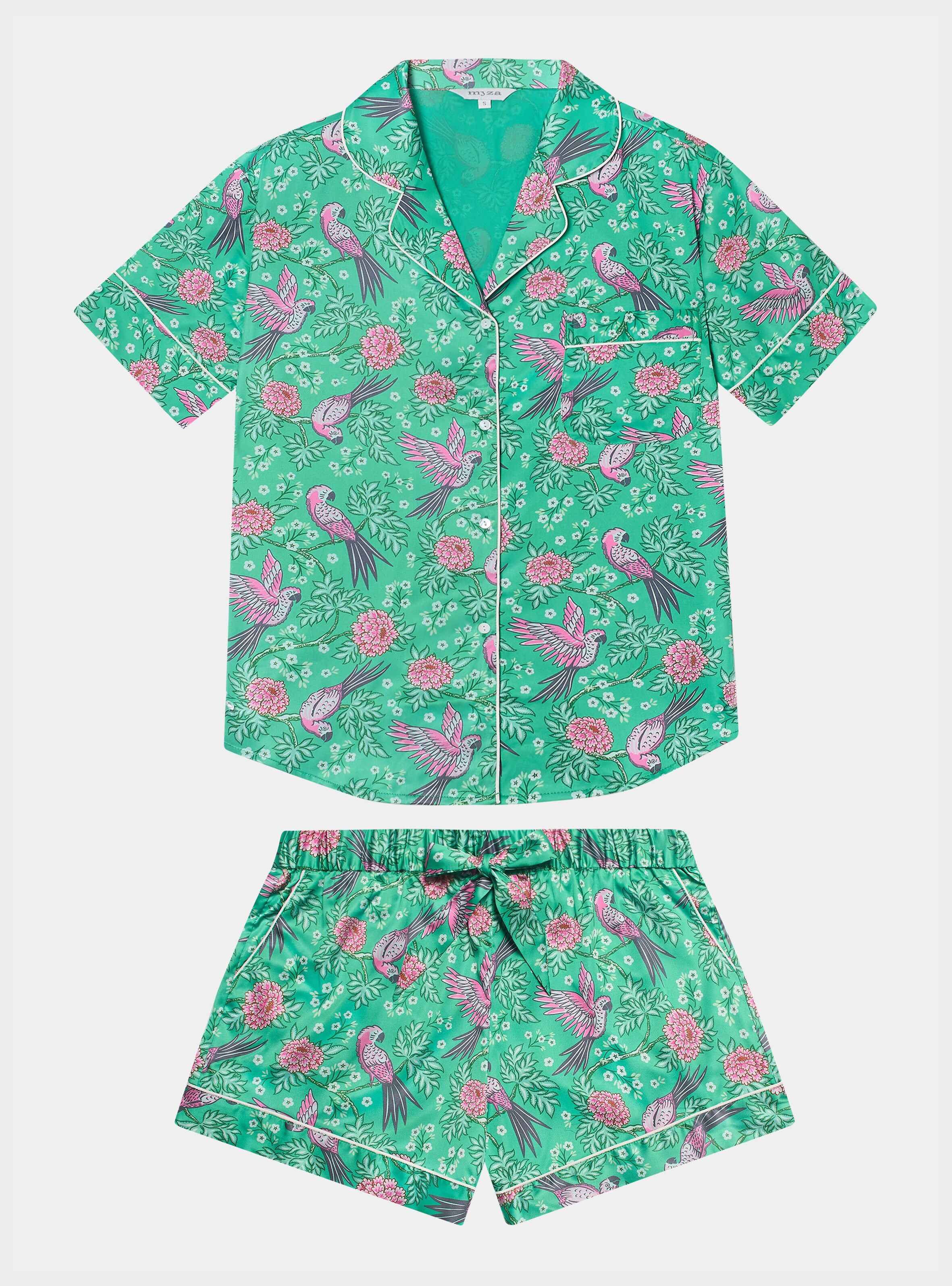 Completo pigiama da donna in raso con pappagallo rosa su sfondo verde, composto da pantaloncini.