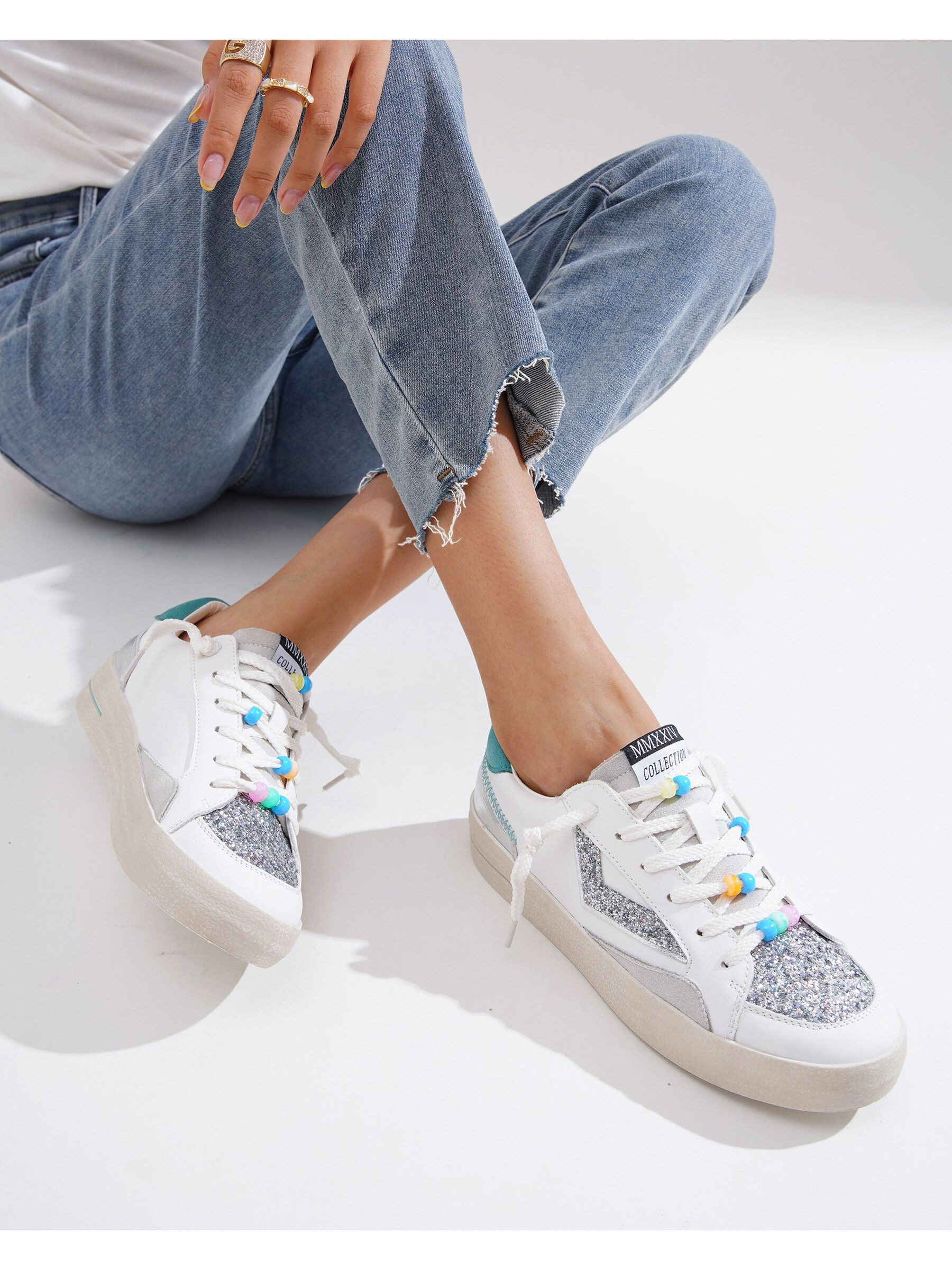 Zapatillas deportivas con purpurina en contraste blanco y negro y suela de plataforma.