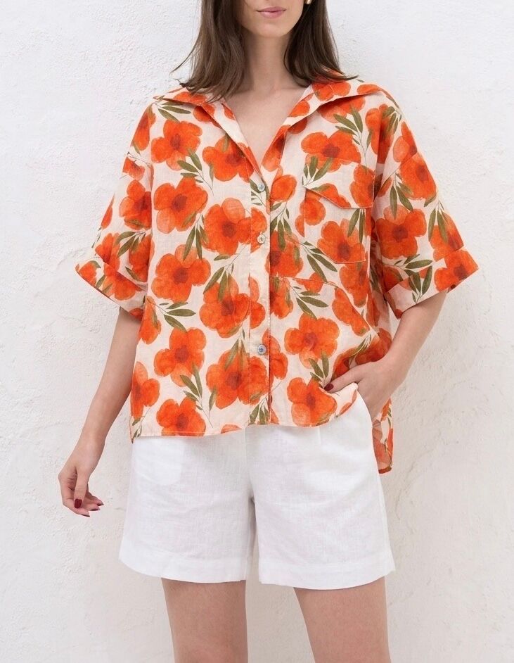 Loose-fitting short-sleeved shirt with turned-back cuffs and patch chest pockets, floral pattern