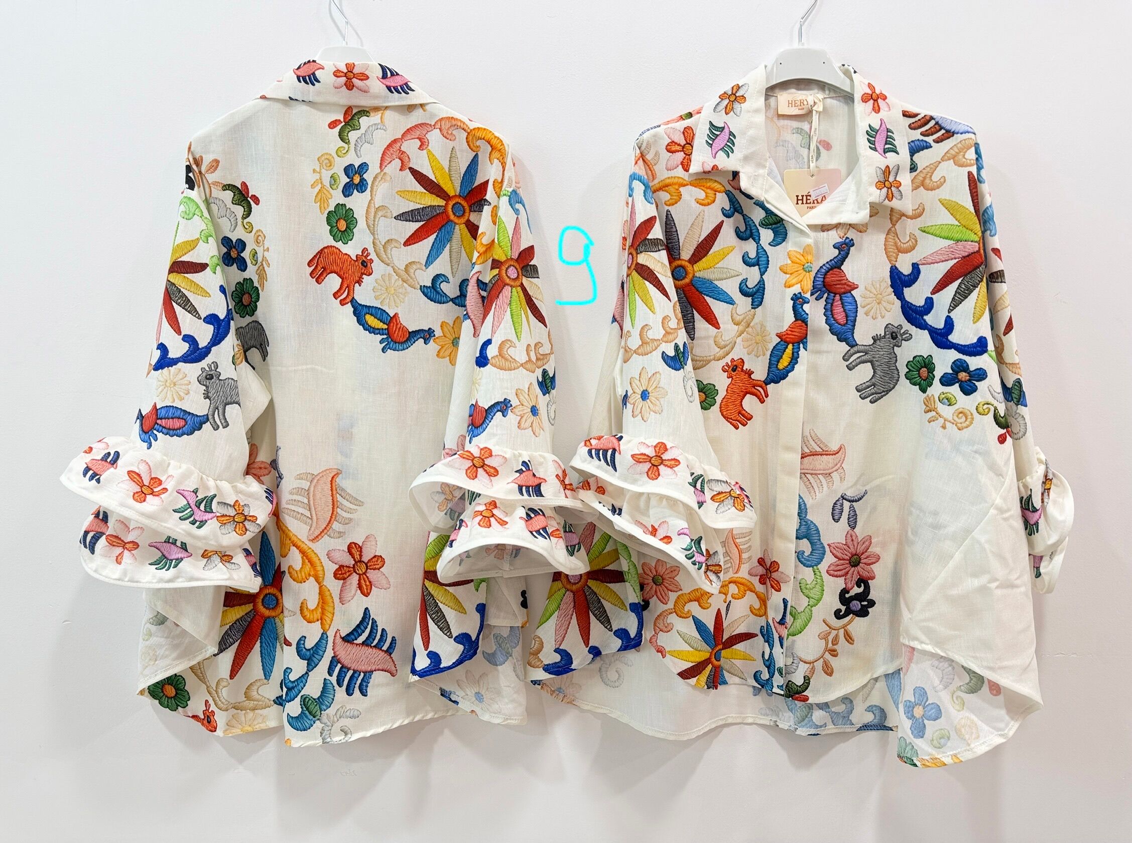 Chemise ample manches longues évasées terminées par de superbes doubles volants superposés imprimé divers coloré