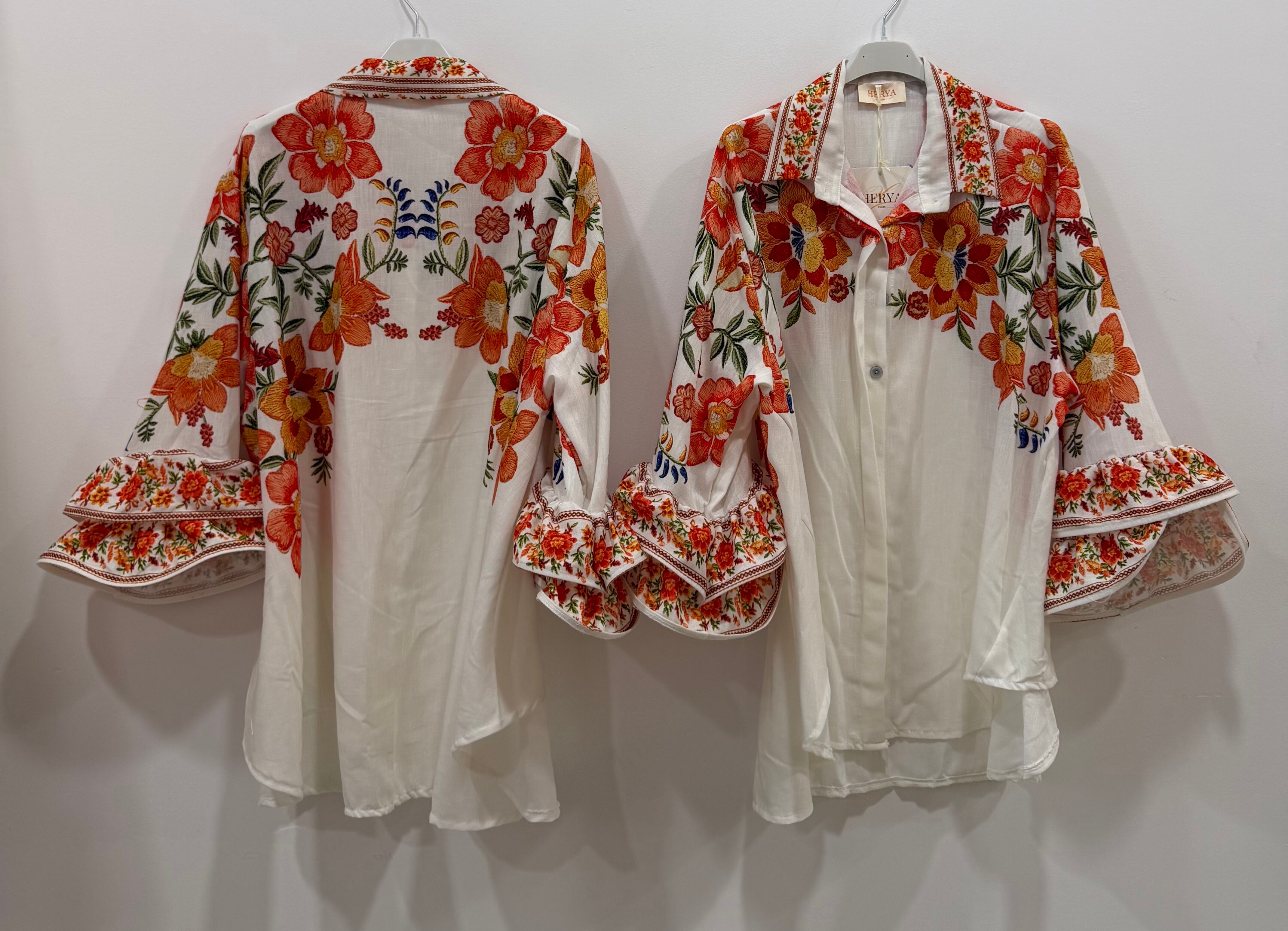 Chemise ample manches longues évasées terminées par de superbes doubles volants superposés imprimé divers coloré