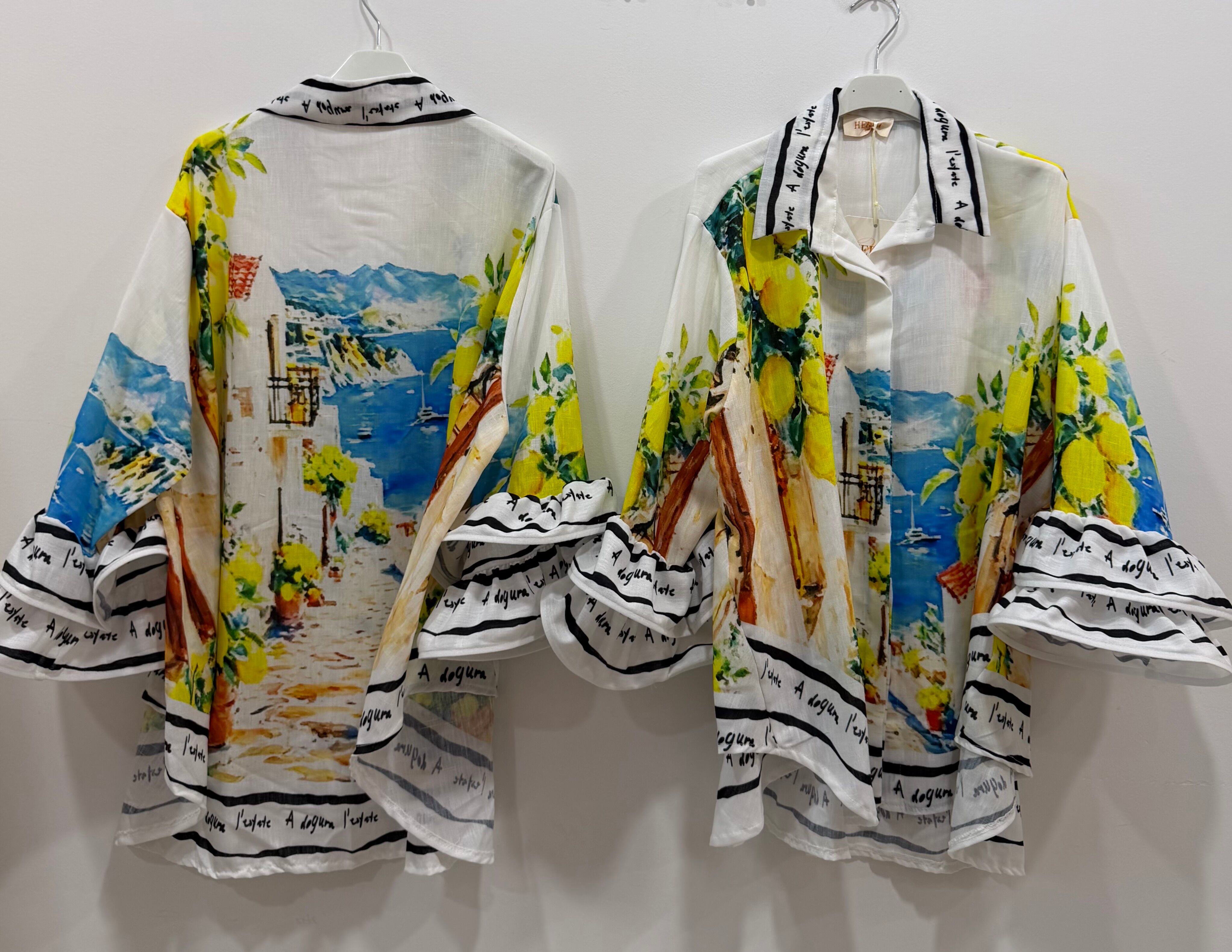 Chemise ample manches longues évasées terminées par de superbes doubles volants superposés imprimé divers coloré