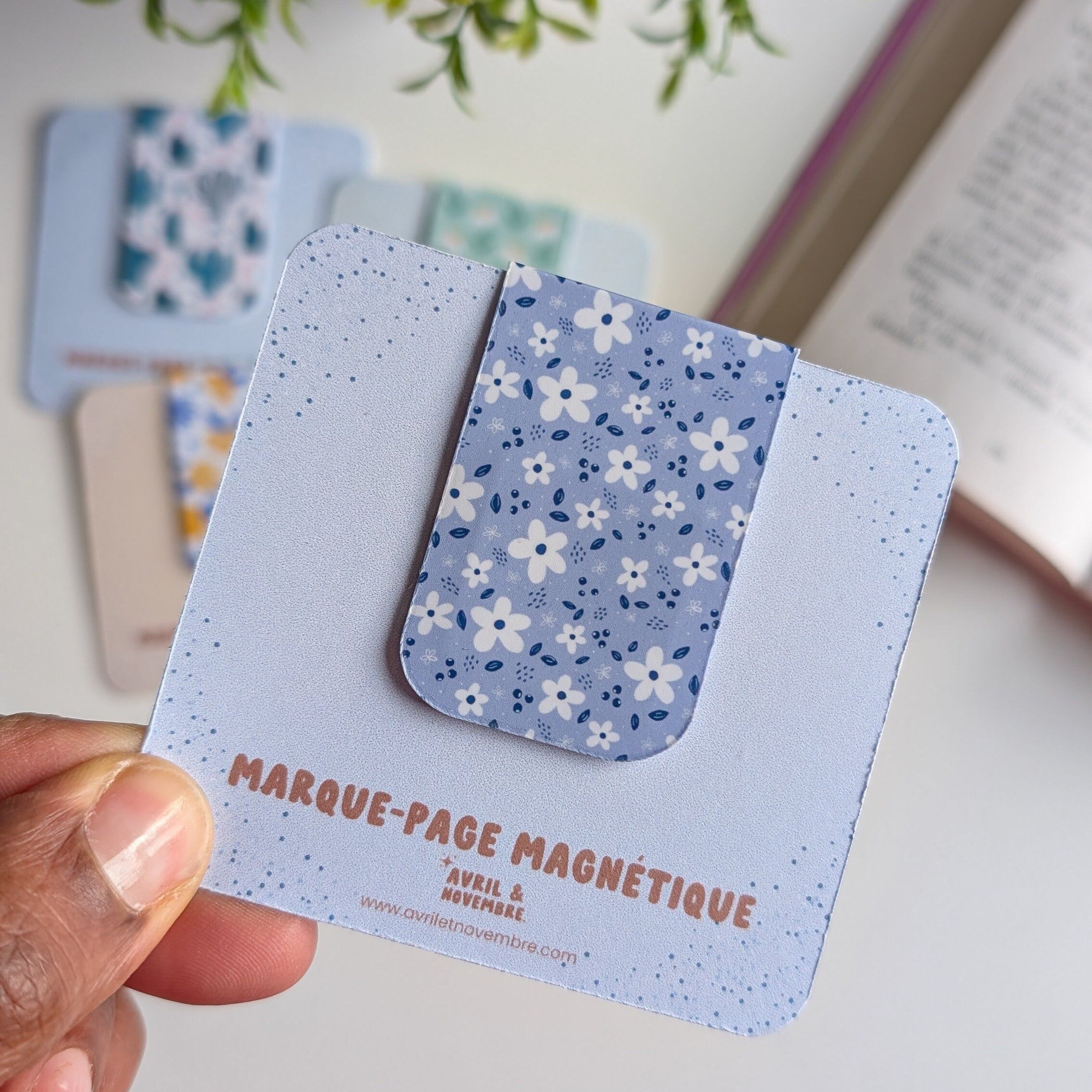 Magnetisches Lesezeichen – Kleine weiße Blumen – Lila Hintergrund