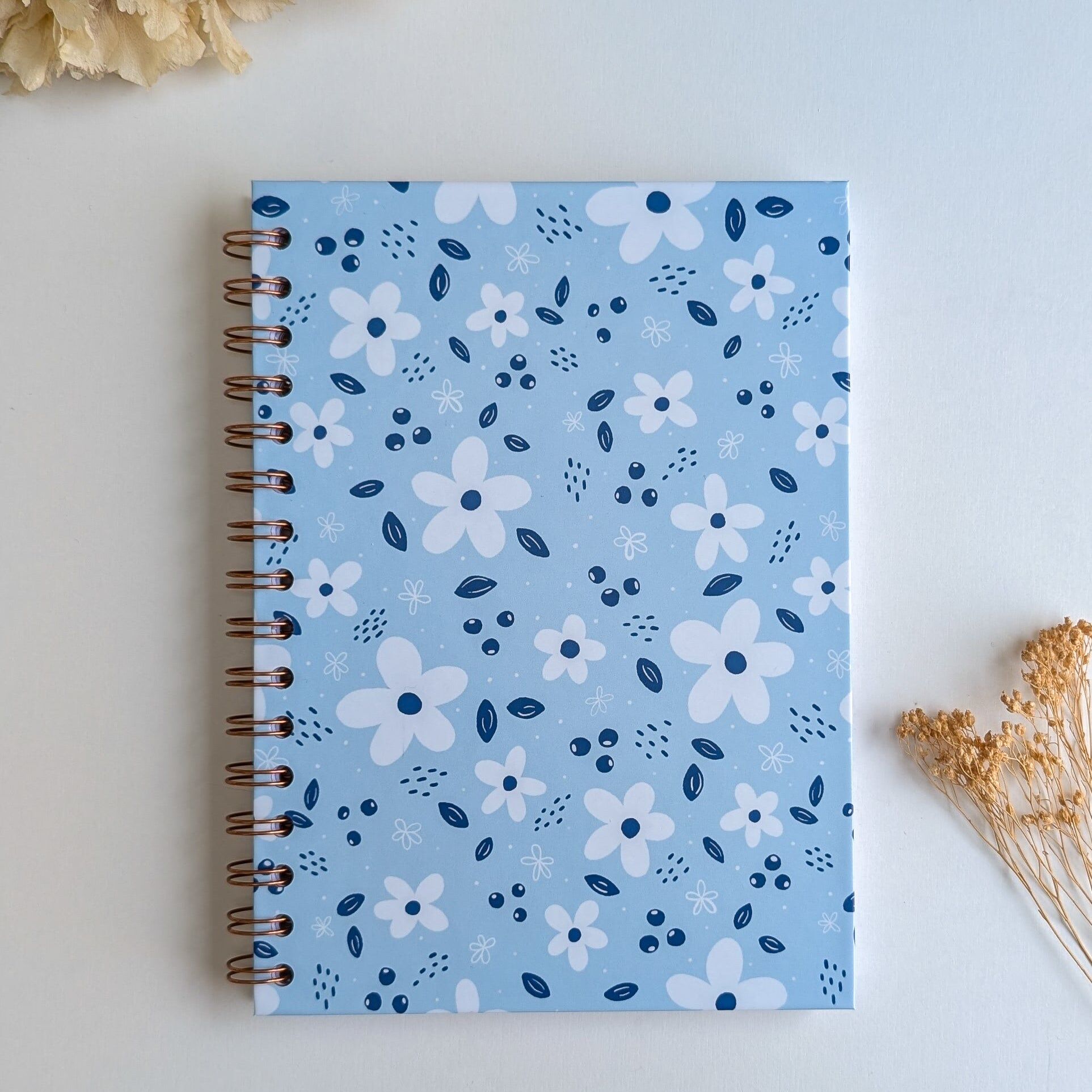 A5-Notizbuch – Spiralbindung – kleine weiße Blumen – blauer, rosa oder violetter Hintergrund