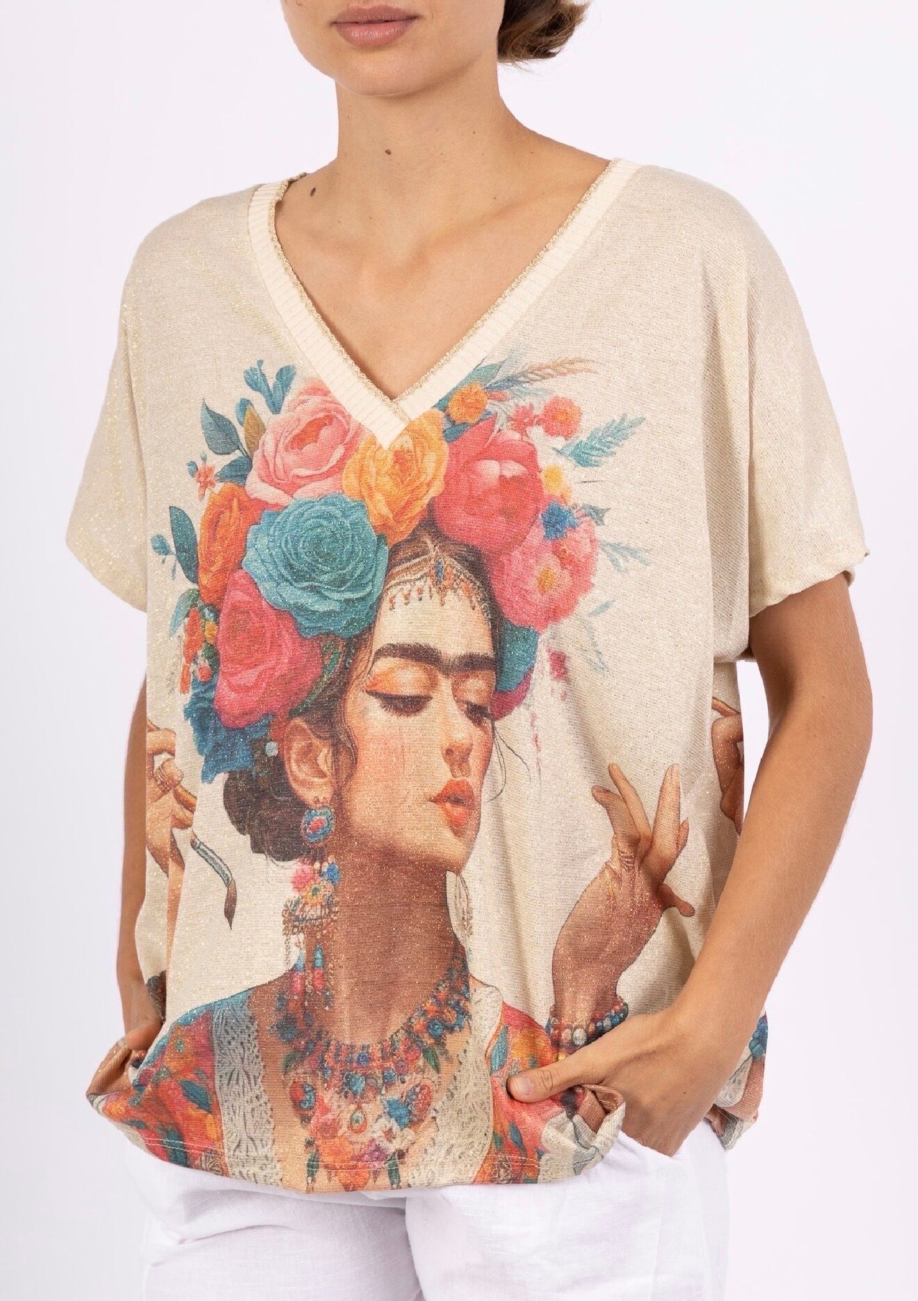 Loose-fitting, flowing, shimmering t-shirt with a lurex effect, dropped shoulders, V-neck highlighted by a ribbed finish, gold trim, and a "Frida Kahlo" inspired print.