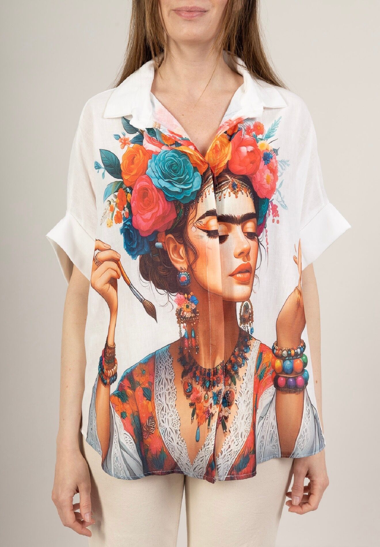 Loose-fitting, short-sleeved shirt with a printed "Frida Kahlo" design on the front and back.