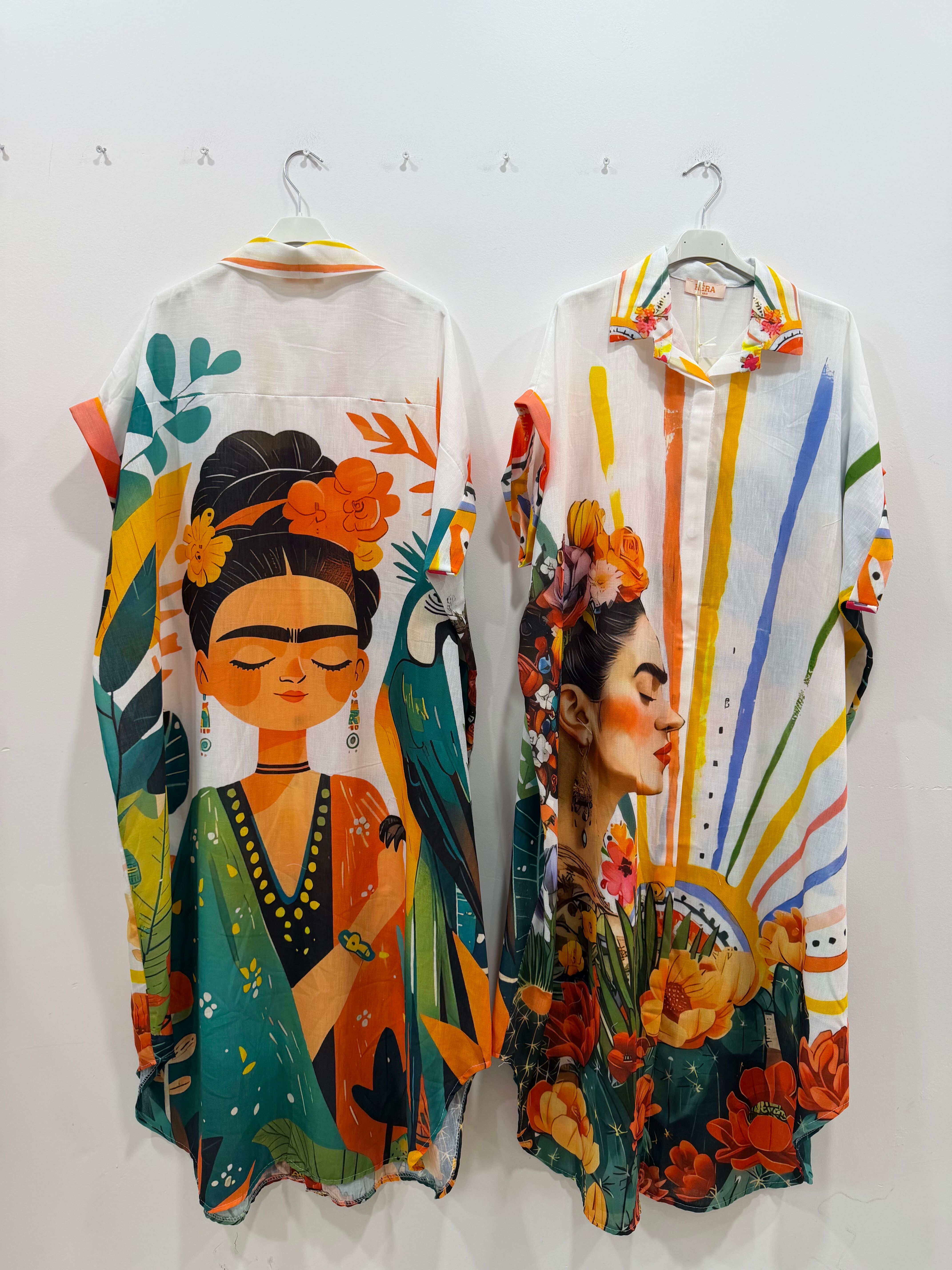 Robe-chemise longue emmanchures descendues formant de petites manches courtes imprimé esprit « Frida Kahlo » avant et arrière