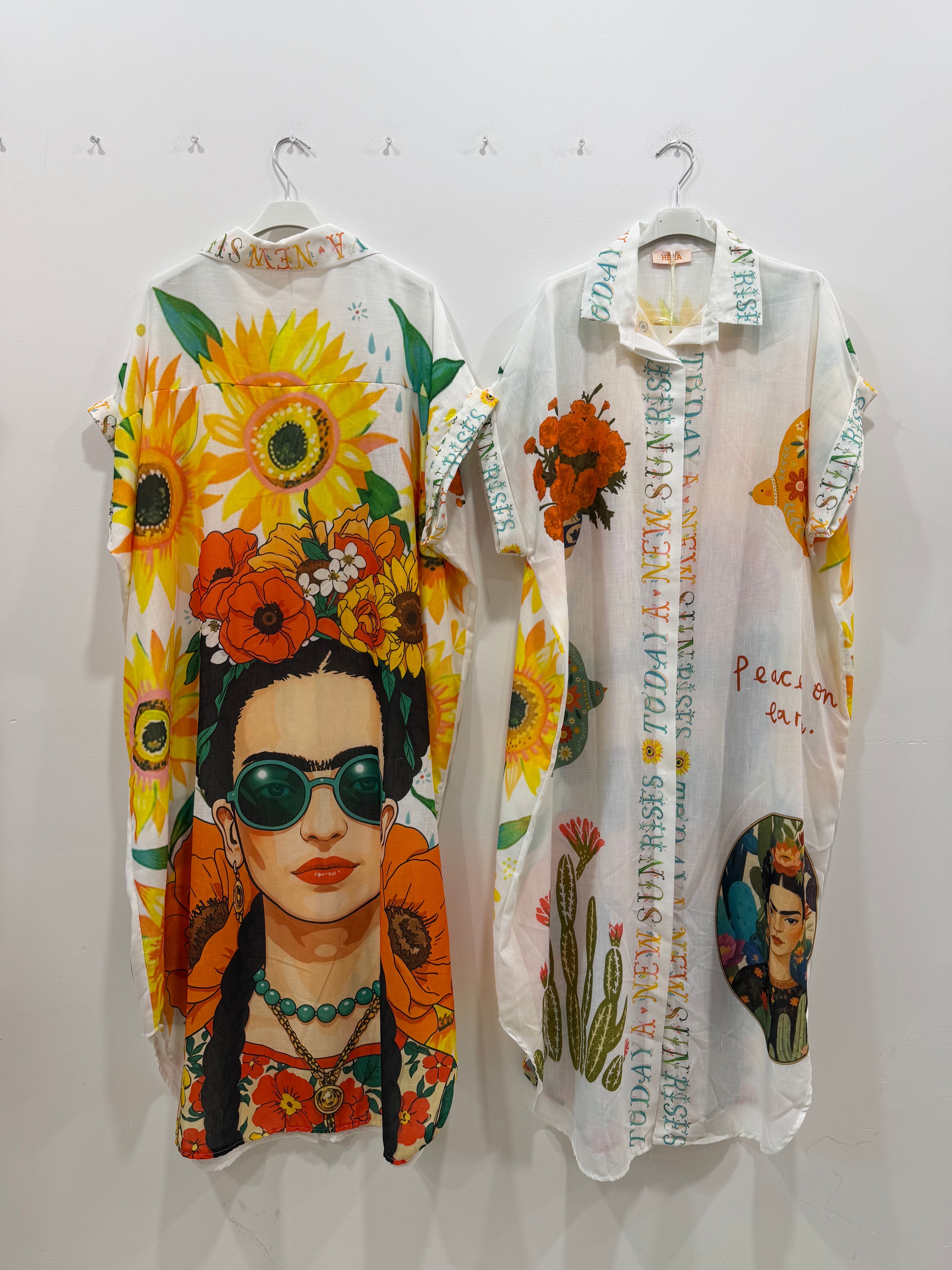 Robe-chemise longue emmanchures descendues formant de petites manches courtes imprimé esprit « Frida Kahlo » avant et arrière