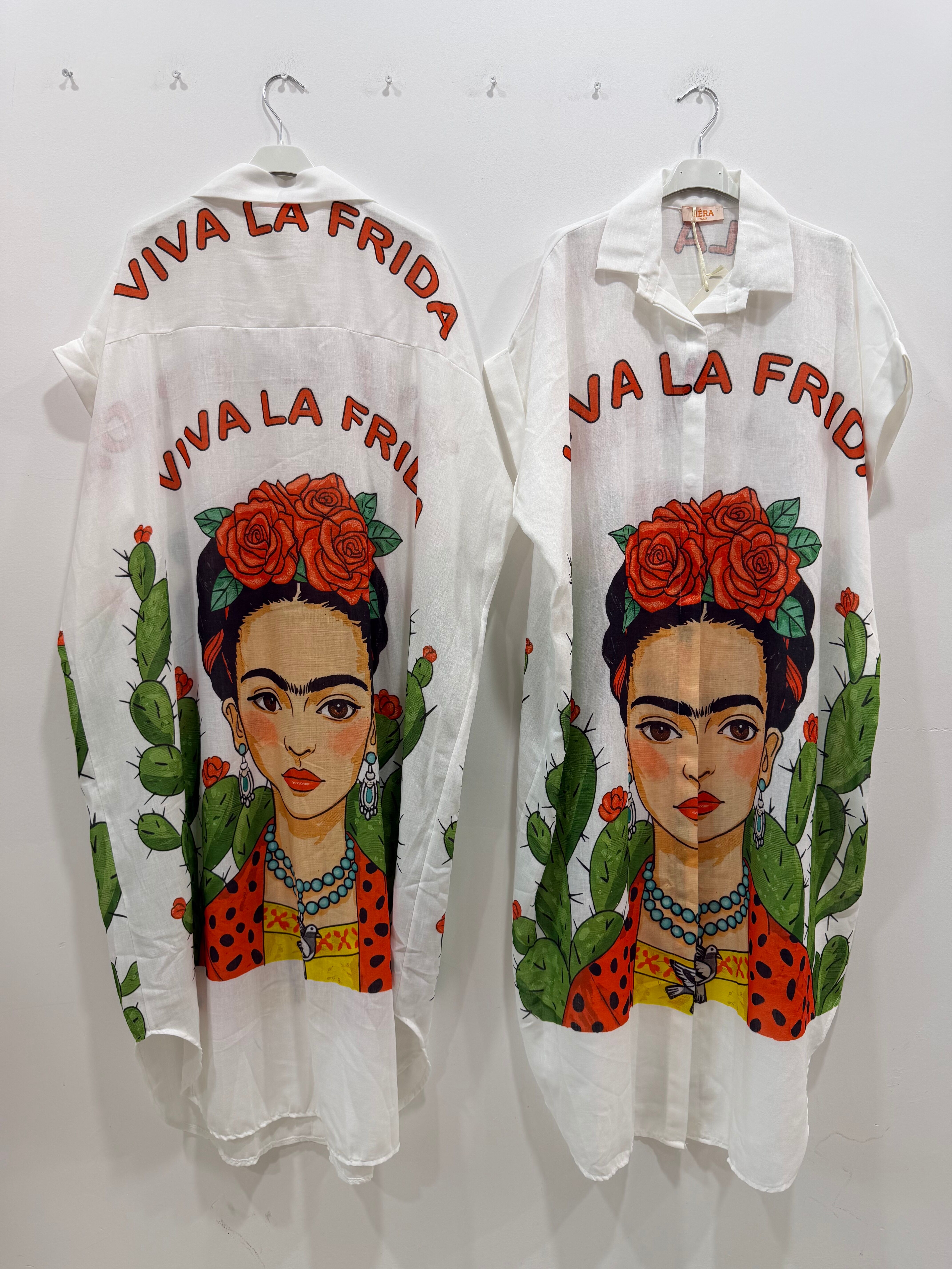 Robe-chemise longue emmanchures descendues formant de petites manches courtes imprimé esprit « Frida Kahlo » avant et arrière