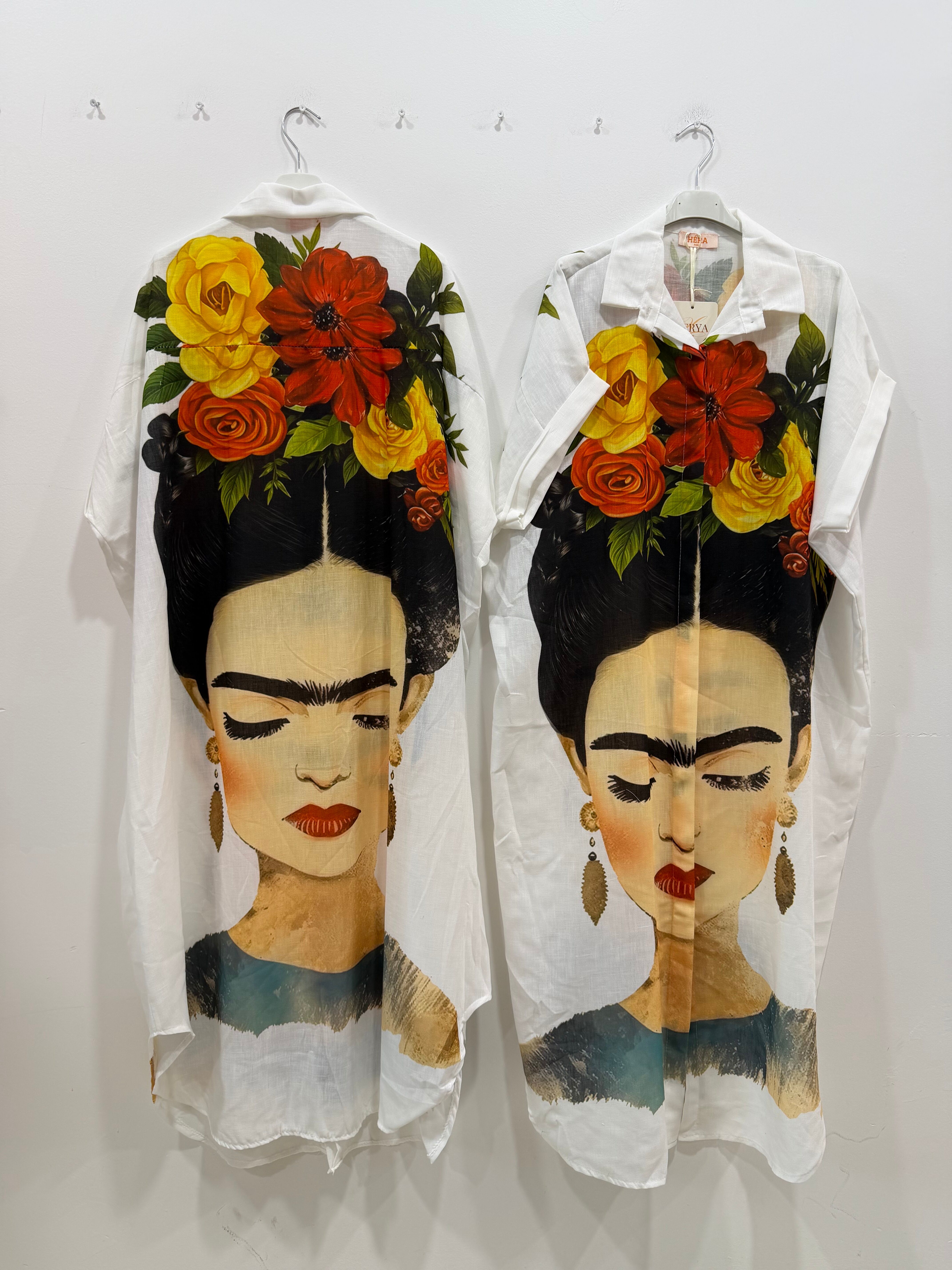 Robe-chemise longue emmanchures descendues formant de petites manches courtes imprimé esprit « Frida Kahlo » avant et arrière