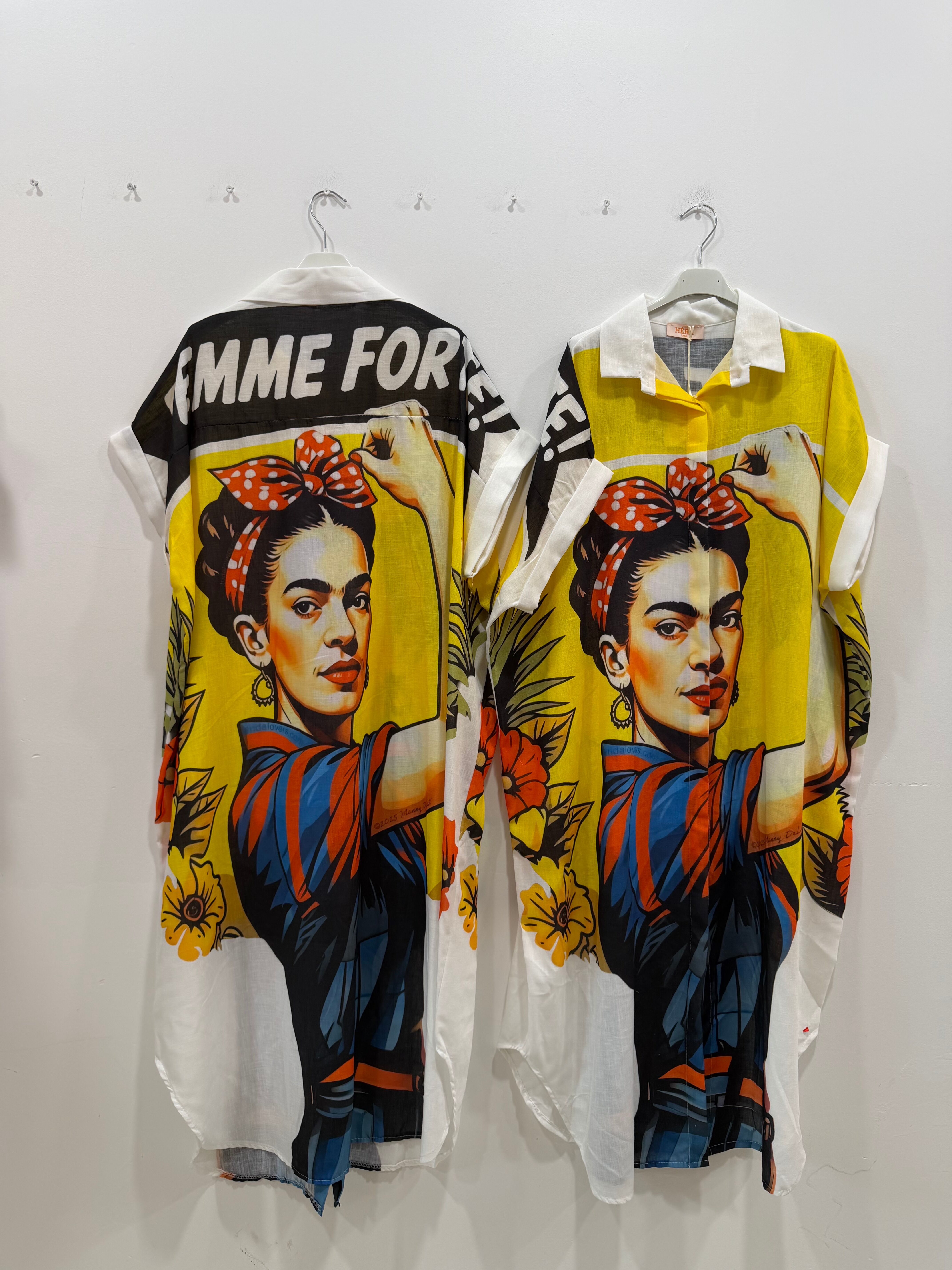 Robe-chemise longue emmanchures descendues formant de petites manches courtes imprimé esprit « Frida Kahlo » avant et arrière
