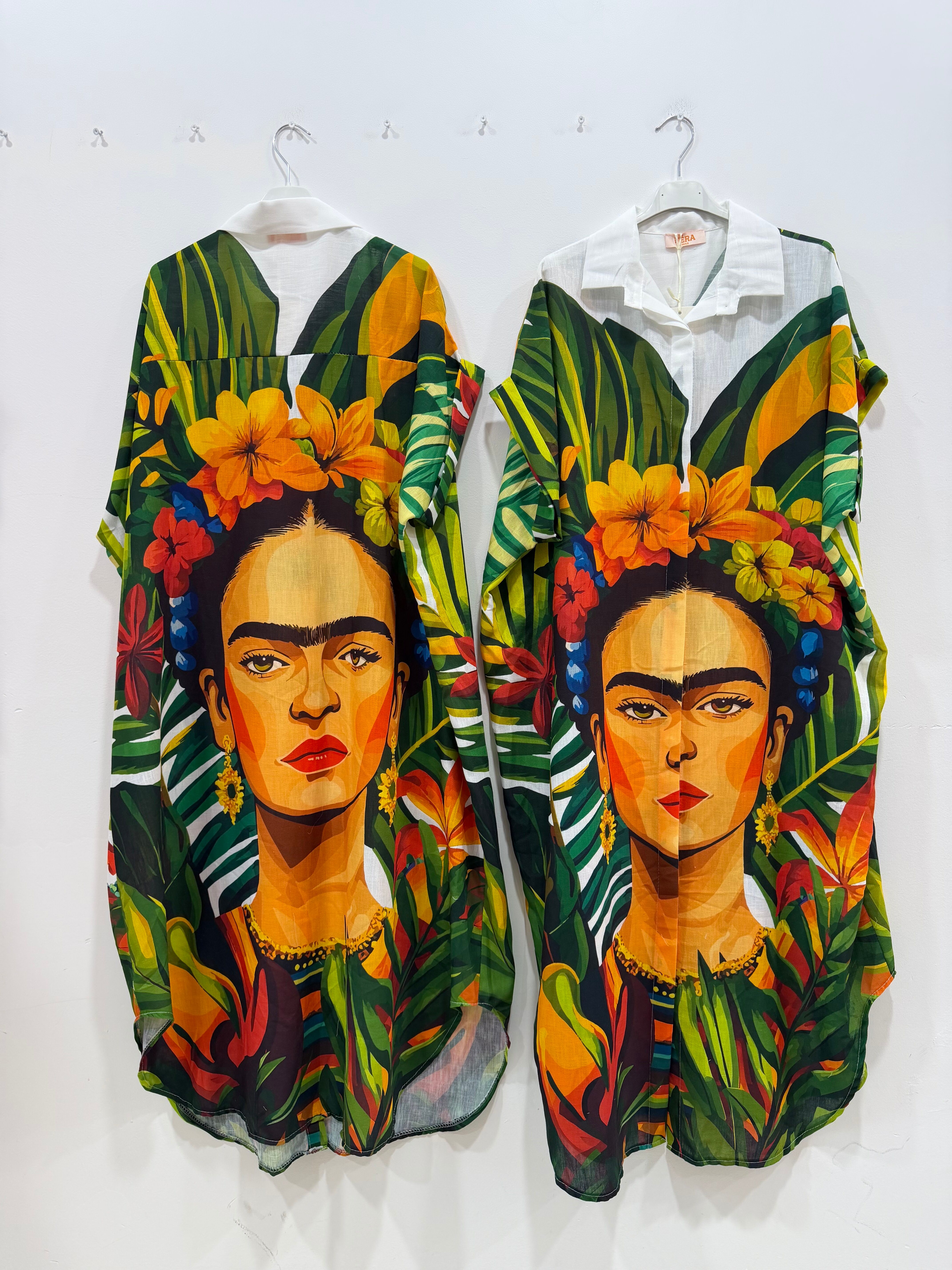 Robe-chemise longue emmanchures descendues formant de petites manches courtes imprimé esprit « Frida Kahlo » avant et arrière