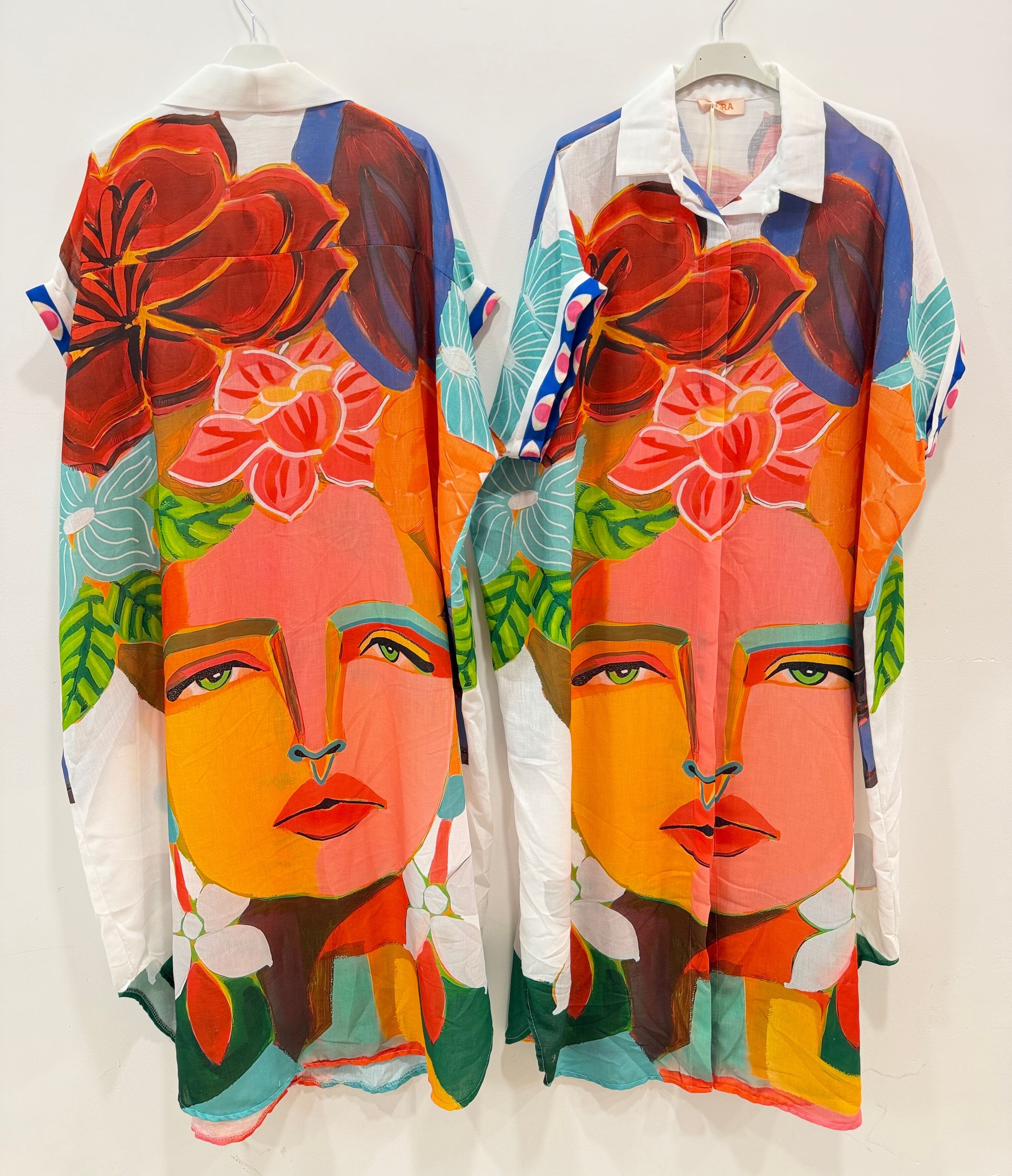 Robe-chemise longue emmanchures descendues formant de petites manches courtes imprimé esprit « Frida Kahlo » avant et arrière