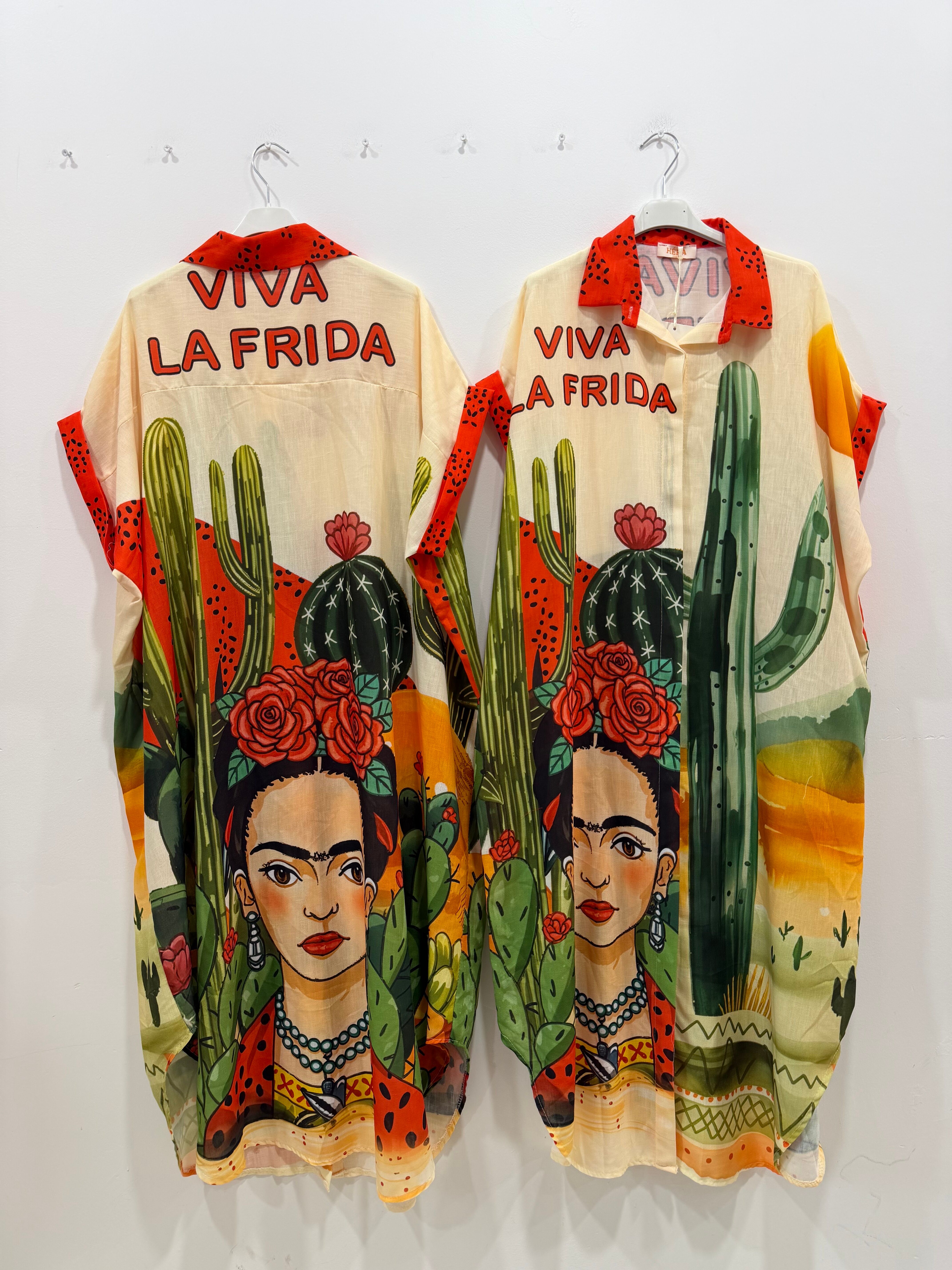 Robe-chemise longue emmanchures descendues formant de petites manches courtes imprimé esprit « Frida Kahlo » avant et arrière