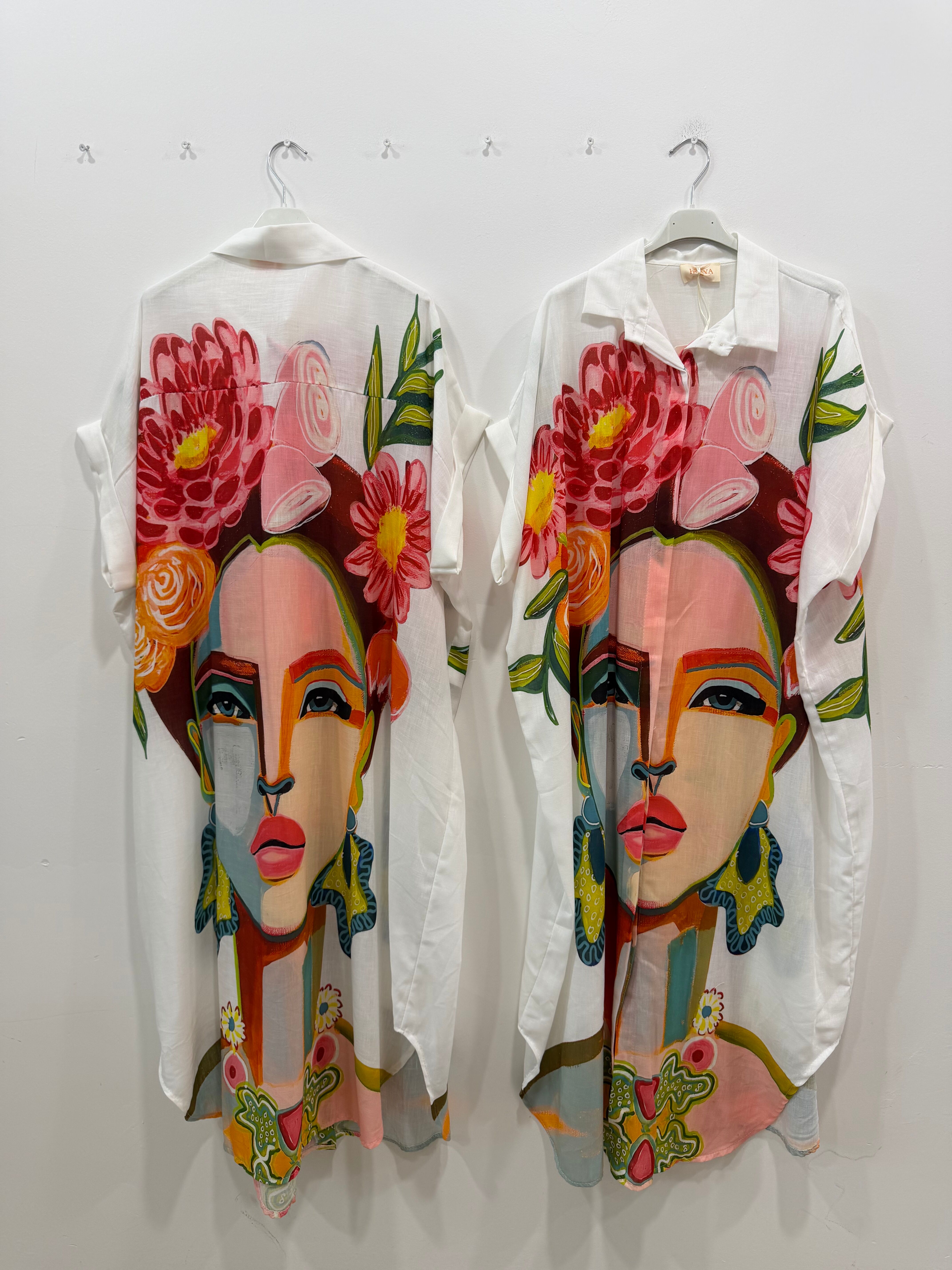 Robe-chemise longue emmanchures descendues formant de petites manches courtes imprimé esprit « Frida Kahlo » avant et arrière