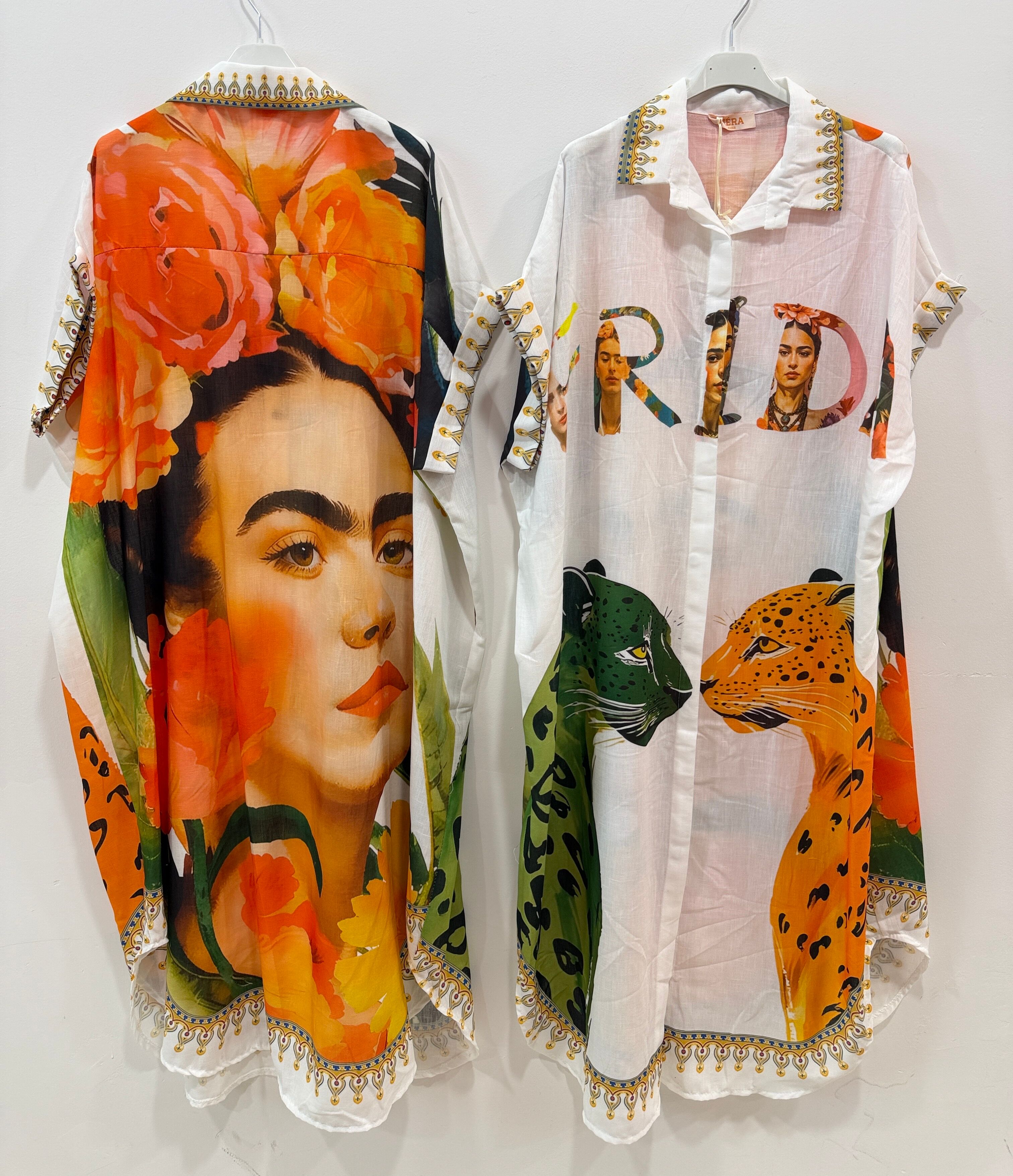 Robe-chemise longue emmanchures descendues formant de petites manches courtes imprimé esprit « Frida Kahlo » avant et arrière