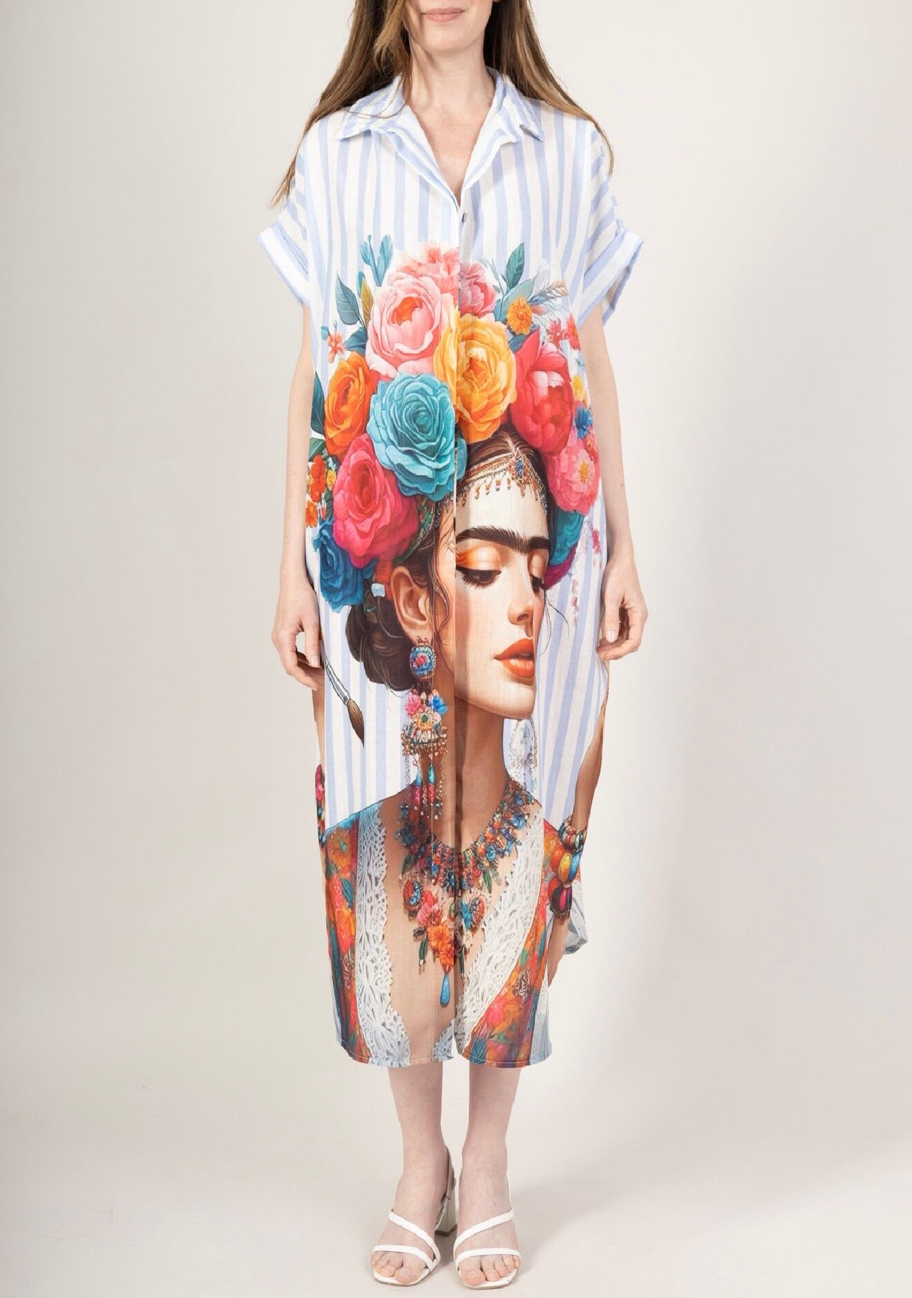 Long shirt dress with dropped shoulders forming short sleeves, printed in the style of Frida Kahlo on the front and back.