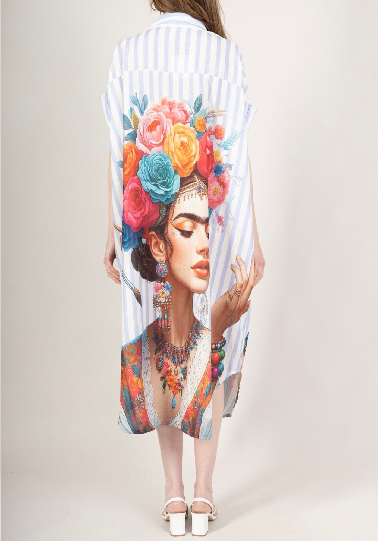 Robe-chemise longue emmanchures descendues formant de petites manches courtes imprimé esprit « Frida Kahlo » avant et arrière