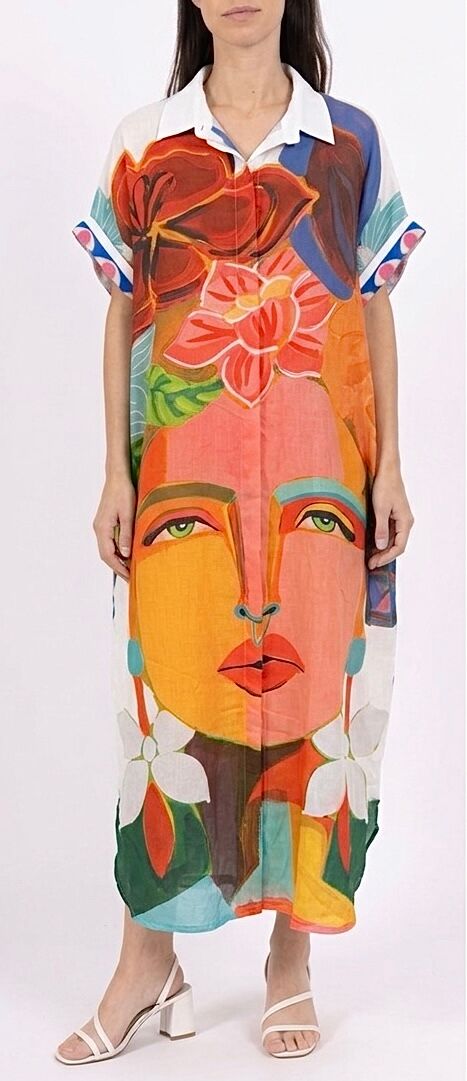 Robe-chemise longue emmanchures descendues formant de petites manches courtes imprimé esprit « Frida Kahlo » avant et arrière