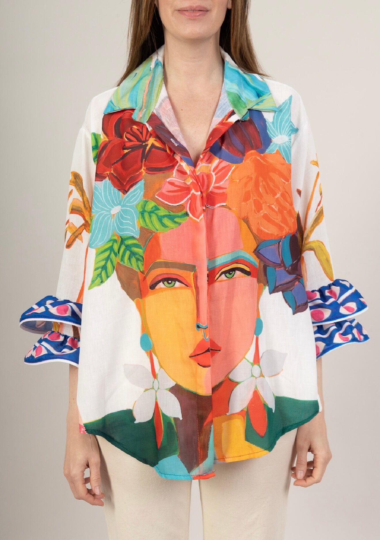 Loose-fitting shirt with long flared sleeves finished with stunning double overlapping ruffles, printed with a "FRIDA KAHLO" inspiration.