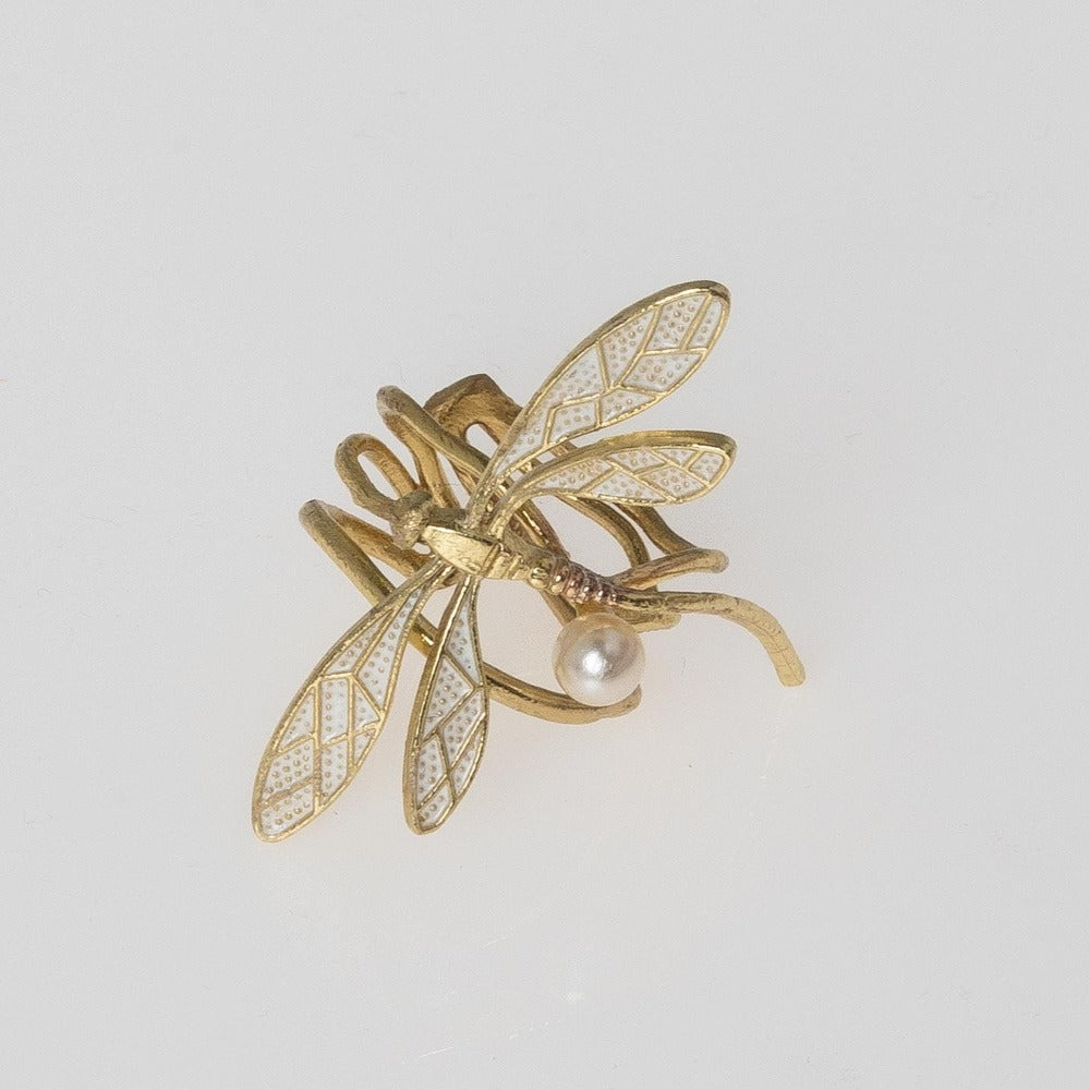 Anello Buzz in ottone con smalto bianco e perla color rosa crema.