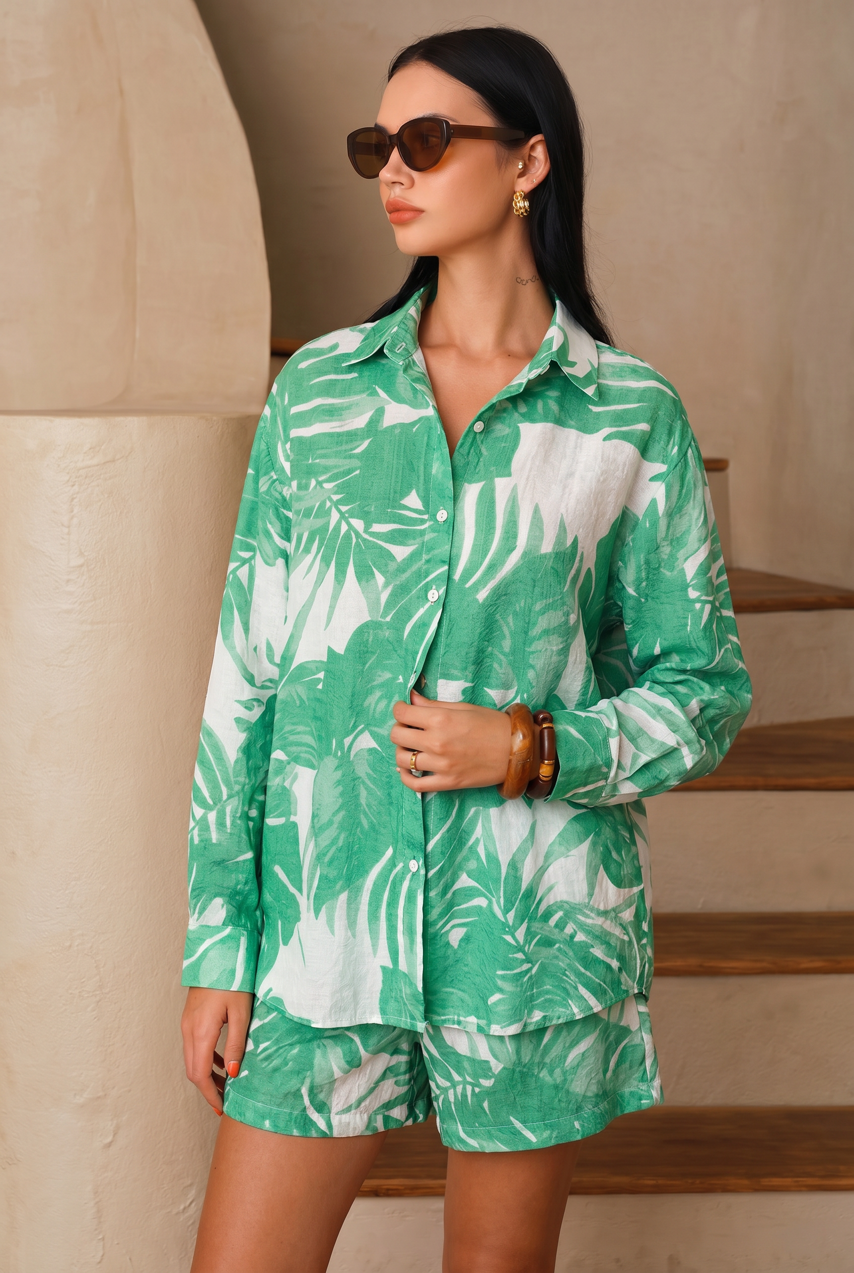Conjunto de camisa y pantalón corto estampados.