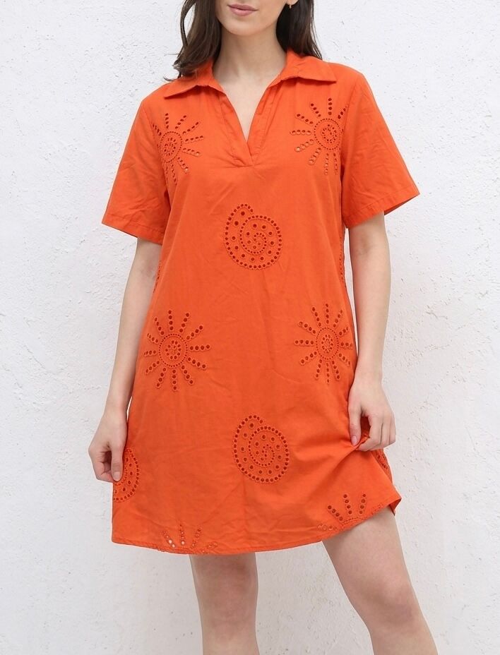 Short, lined tunic dress with a shirt collar and short sleeves, featuring openwork English embroidery motifs of suns and seashells.