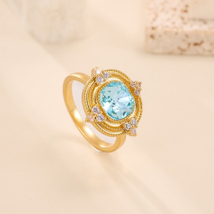 Ring im königlichen Stil mit himmelblauem Stein
