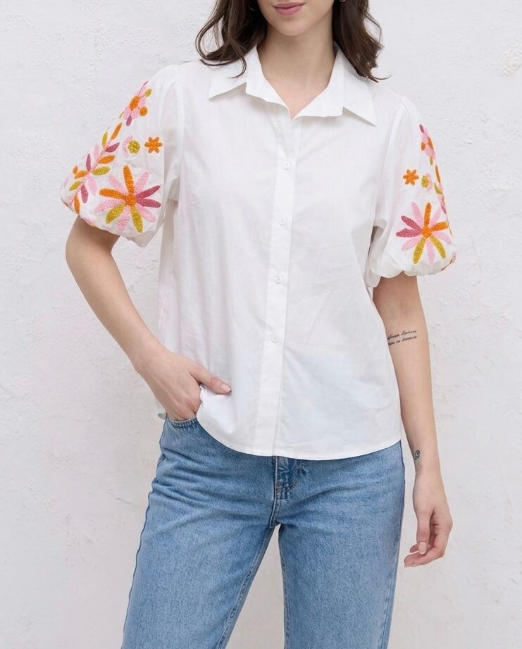 Short-sleeved puff-sleeved shirt with floral embroidery