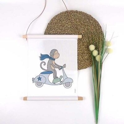 Textielposter aap op een scooter voor de kinderkamer