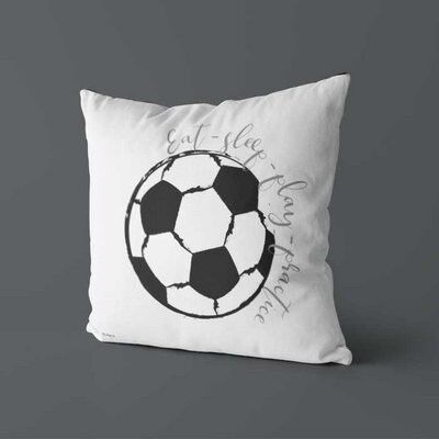 Almohada de fútbol en blanco y negro: comer, dormir, jugar, practicar.