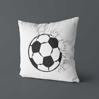 Coussin de football noir et blanc : Mangez, dormez, jouez, pratiquez.