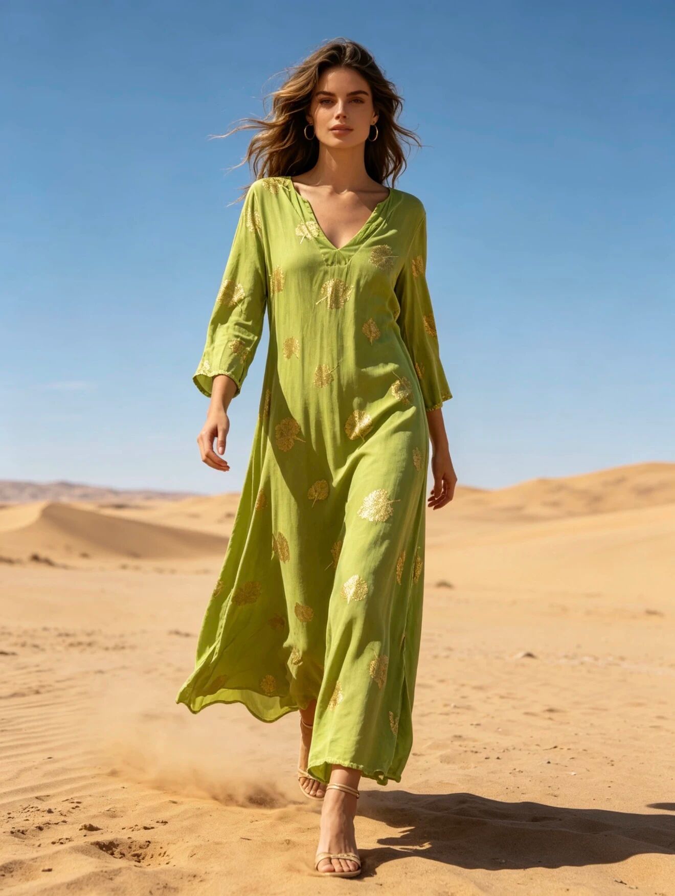 Langes, bedrucktes Kleid mit Goldeffekt, V-Ausschnitt, gerader Schnitt
