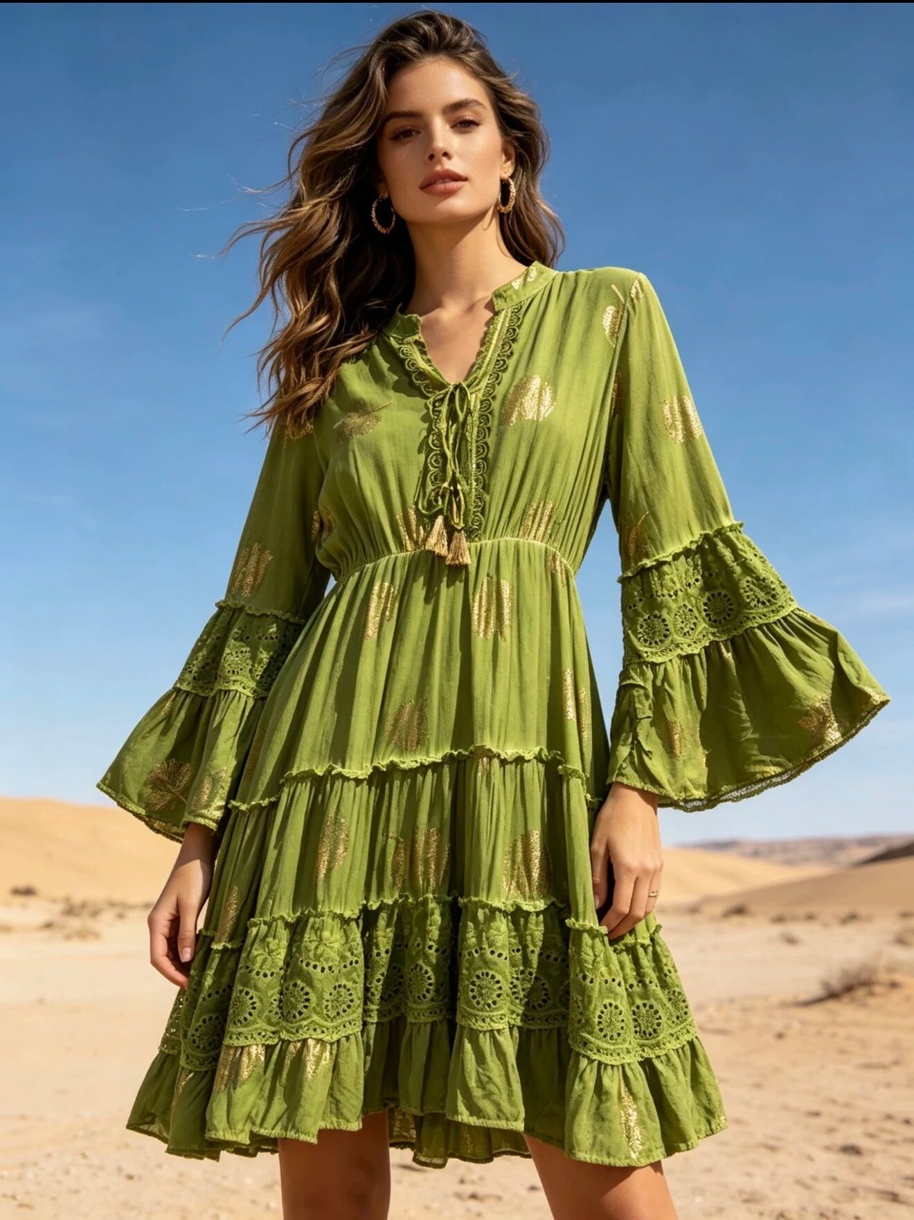 Mittellanges Kleid mit Golddruck, V-Ausschnitt mit durchbrochener Spitze