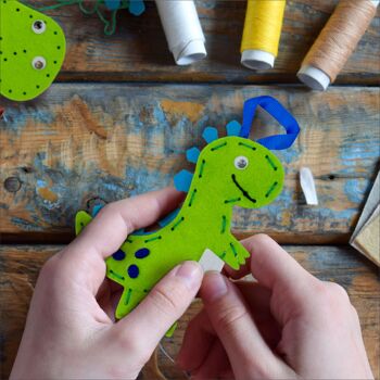 Love To Craft Kids Coudre vos propres décorations en feutre - Dinosaure 3