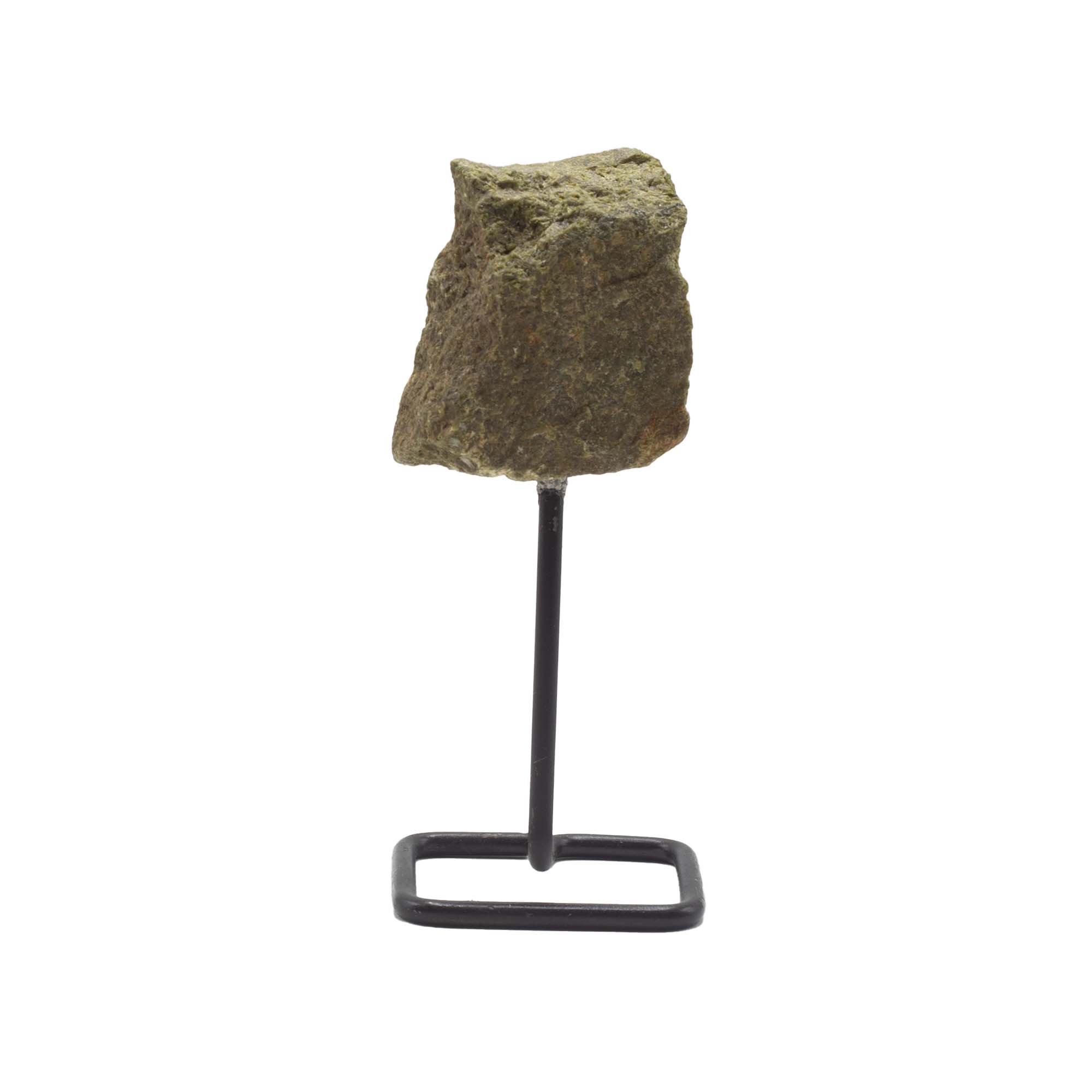 3x Ejemplares minerales en soporte metálico: Epidota