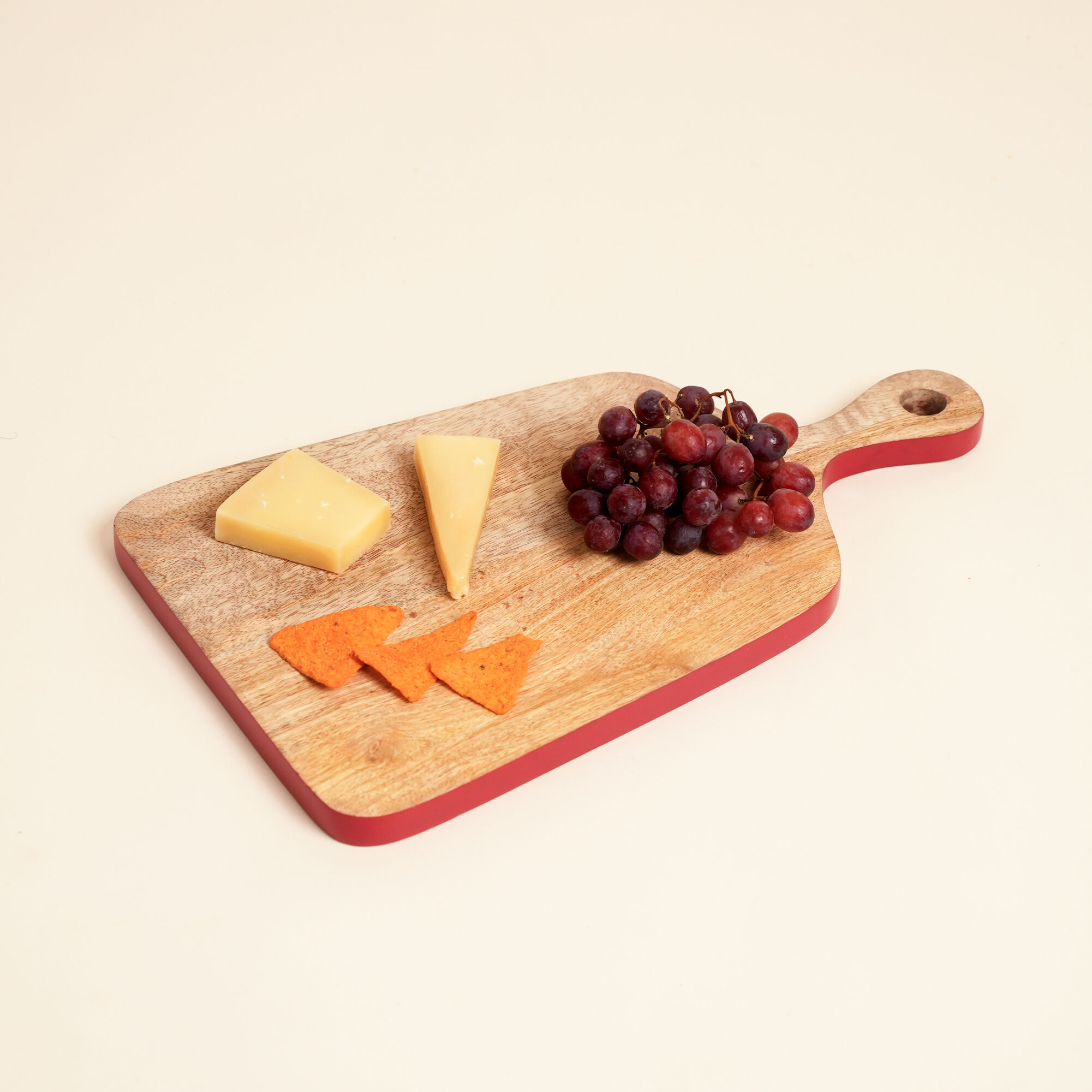 Servierbrett aus Mangoholz mit rotem Griffdesign