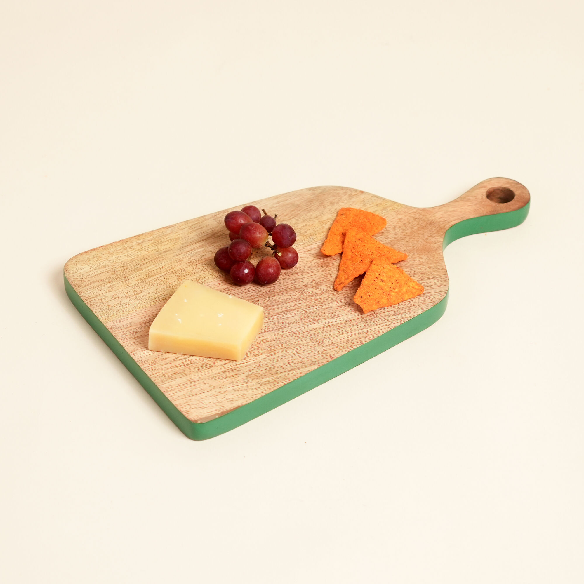 Servierbrett aus Mangoholz mit grünem Griffdesign