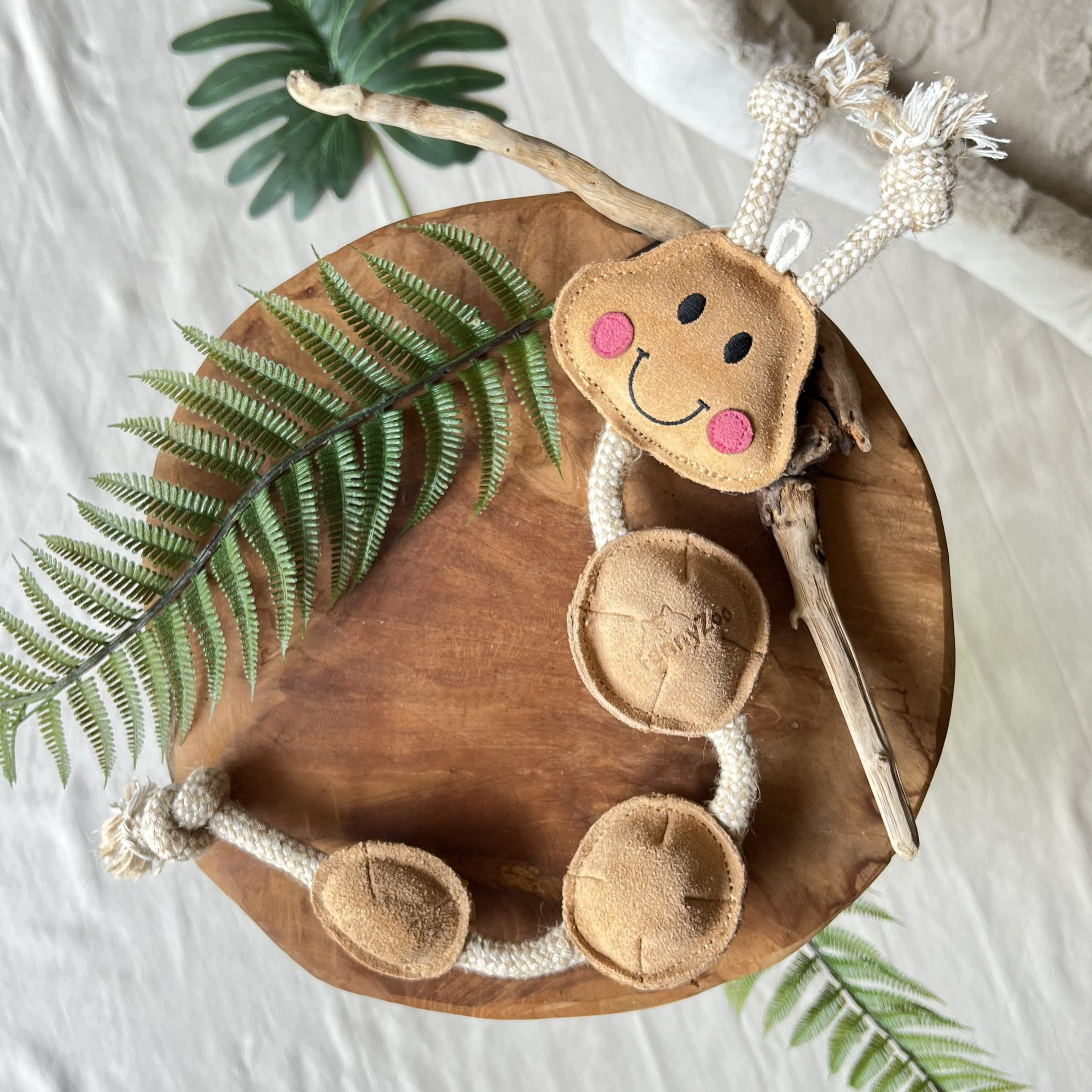 Oruga feliz en ante con cuerda natural 🐛