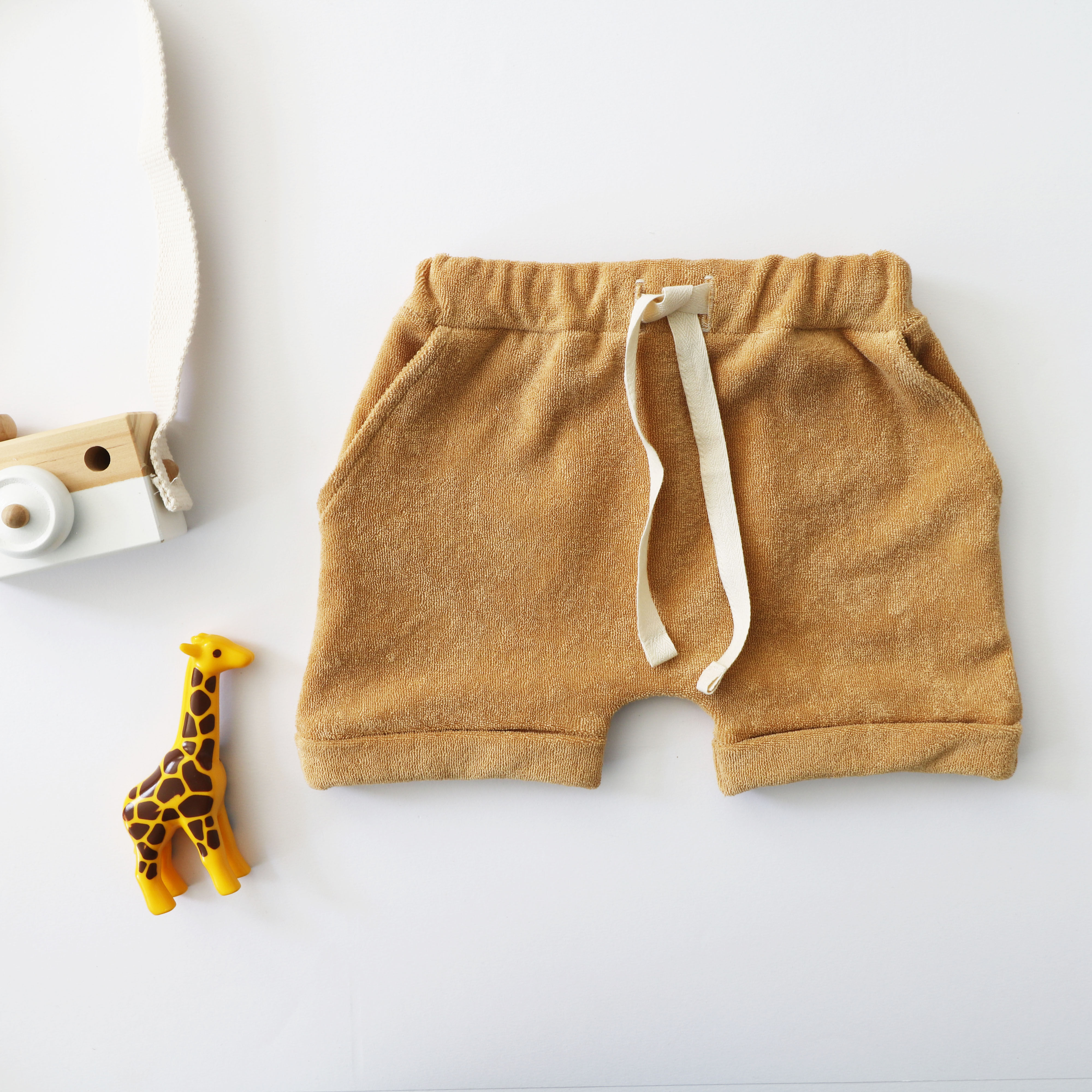 PANTALONES CORTOS DE ARENA
