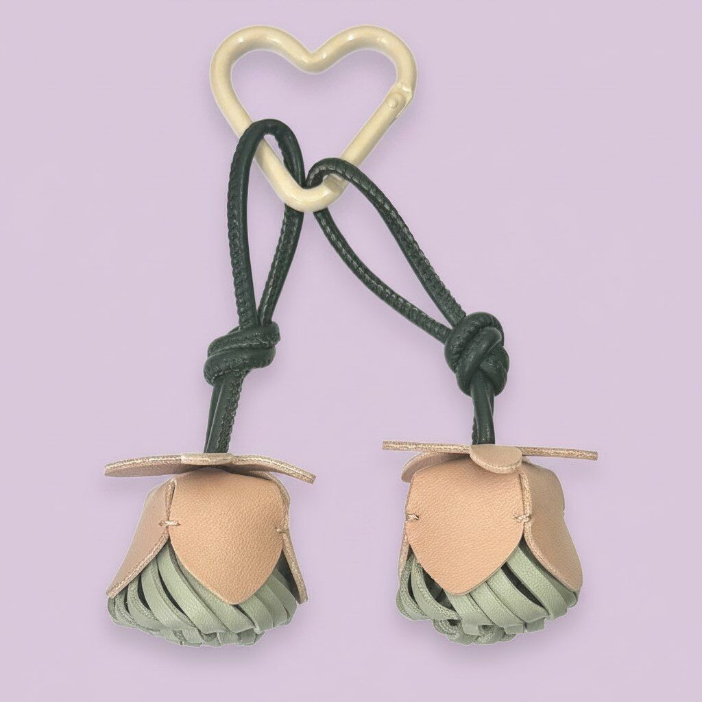 Taschenaccessoire mit Tulpenmotiv und Pompon aus Kunstleder