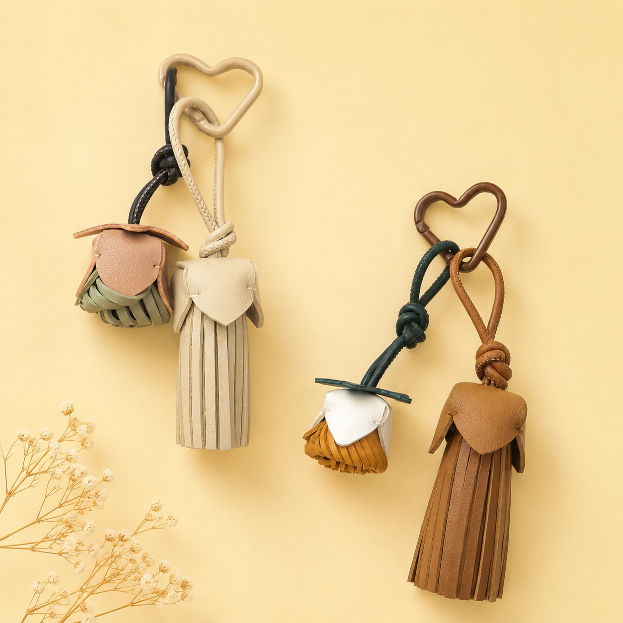 Accessoire in Form einer Tulpen-Tasche mit langen, herzförmigen Quasten