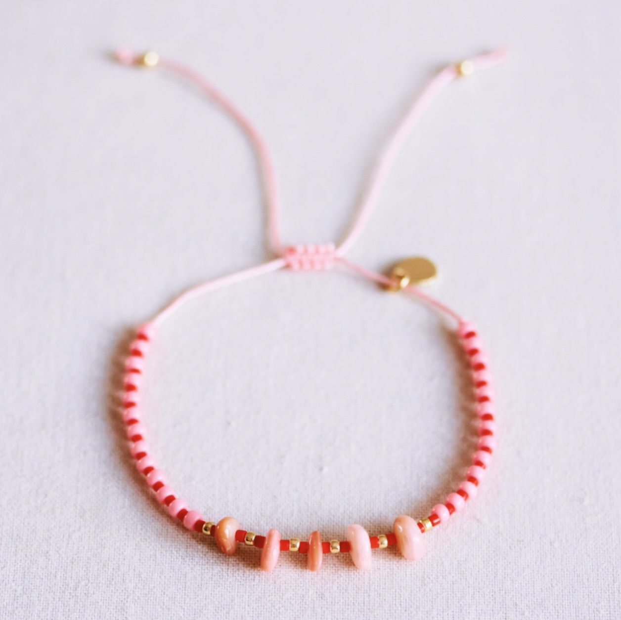 Miyuki-Armband mit Steinen – rosa/rot
